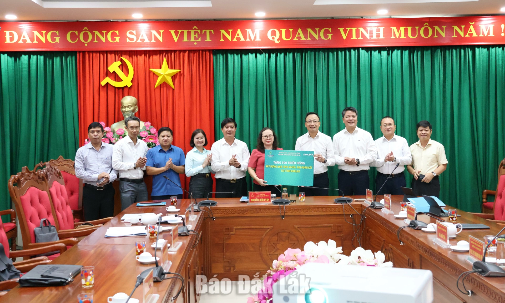 Lãnh đạo UBND tỉnh làm việc với Tổng Công ty Phân bón và Hóa chất Dầu khí về đề xuất dự án đầu tư 3 Tổng Công ty phân bón và hóa chất dầu khí trao bảng tượng trưng tiền hỗ trợ cho tỉnh Đắk Lắk để xây dựng nhà đại đoàn kết, nhà tình nghĩa cho người dân.