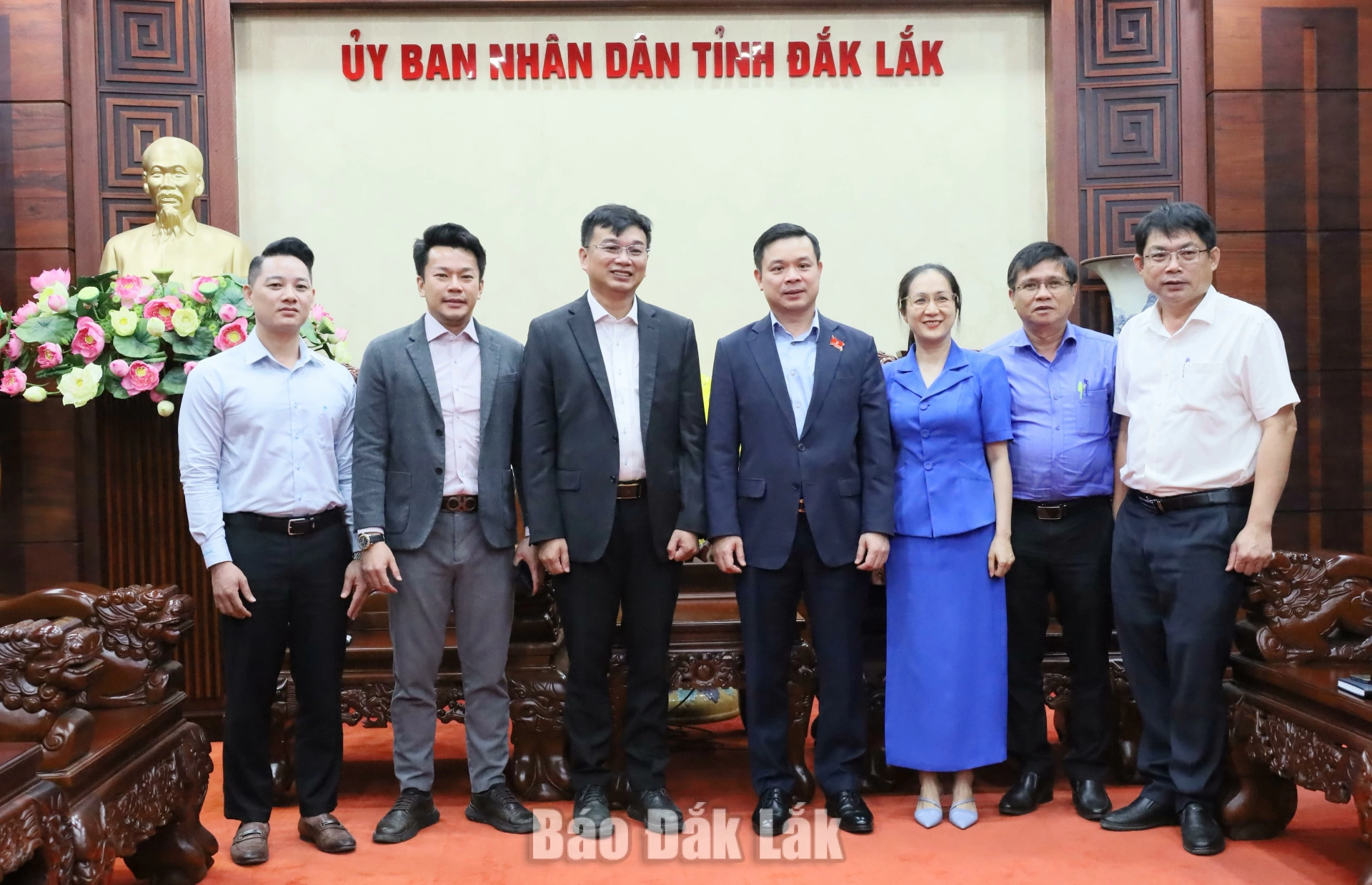 Tập đoàn BIN Corporation đề xuất khảo sát, đầu tư tổ hợp dự án 3 tỷ USD tại Đắk Lắk 4 Chủ tịch UBND tỉnh Đỗ Hữu Huy chụp hình lưu niệm với lãnh đạo Tập đoàn BIN Corporation.