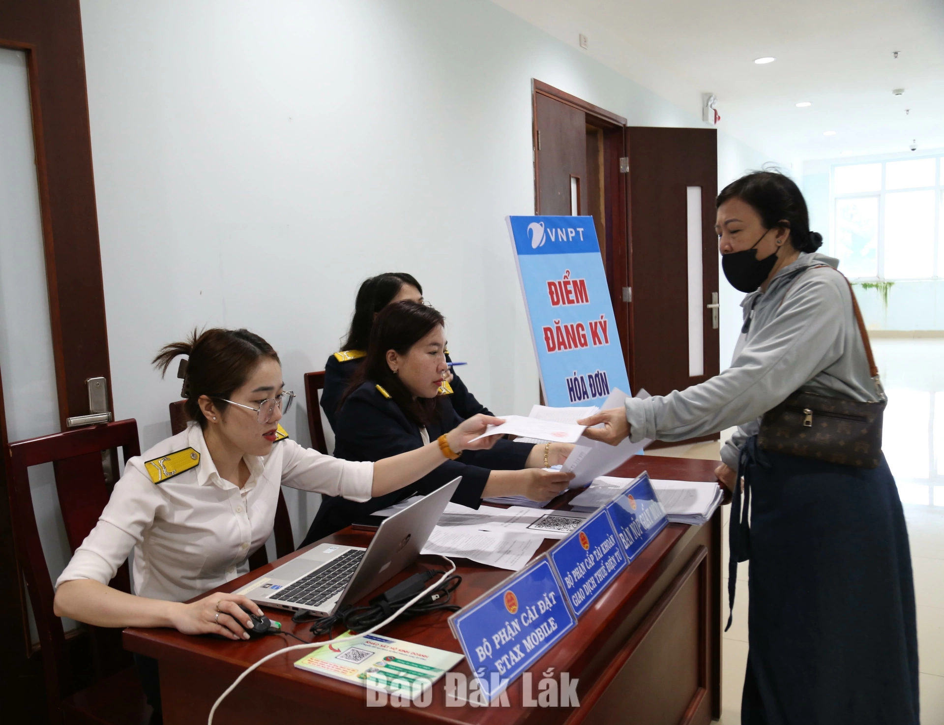 Cán bộ Thuế cơ sở 1 hỗ trợ các thủ tục về thuế người dân.