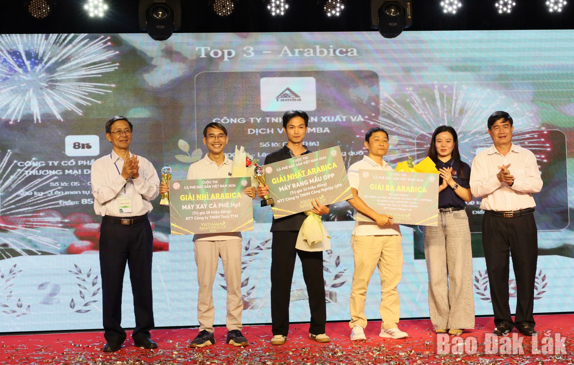 Vinh danh các mẫu cà phê đặc sản Việt Nam 2026 6 Ban tổ chức trao giải cho các đơn vị Top 3 mẫu cà phê Arabica đặc sản cao điểm nhất.