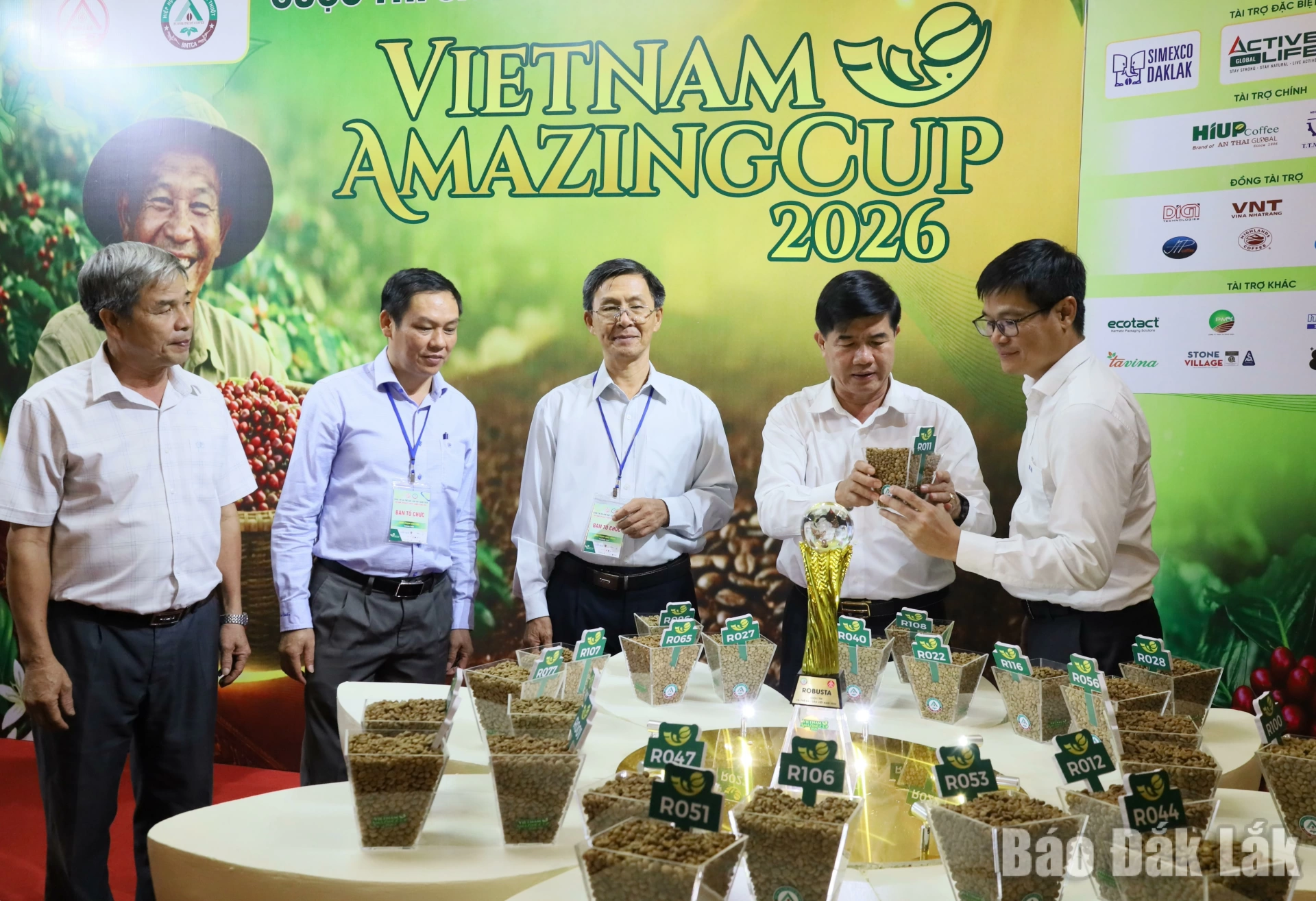 Vinh danh các mẫu cà phê đặc sản Việt Nam 2026 7 Các đại biểu tìm hiểu các mẫu cà phê đạt tiêu chuẩn đặc sản nằm trong Top 10 của cuộc thi.