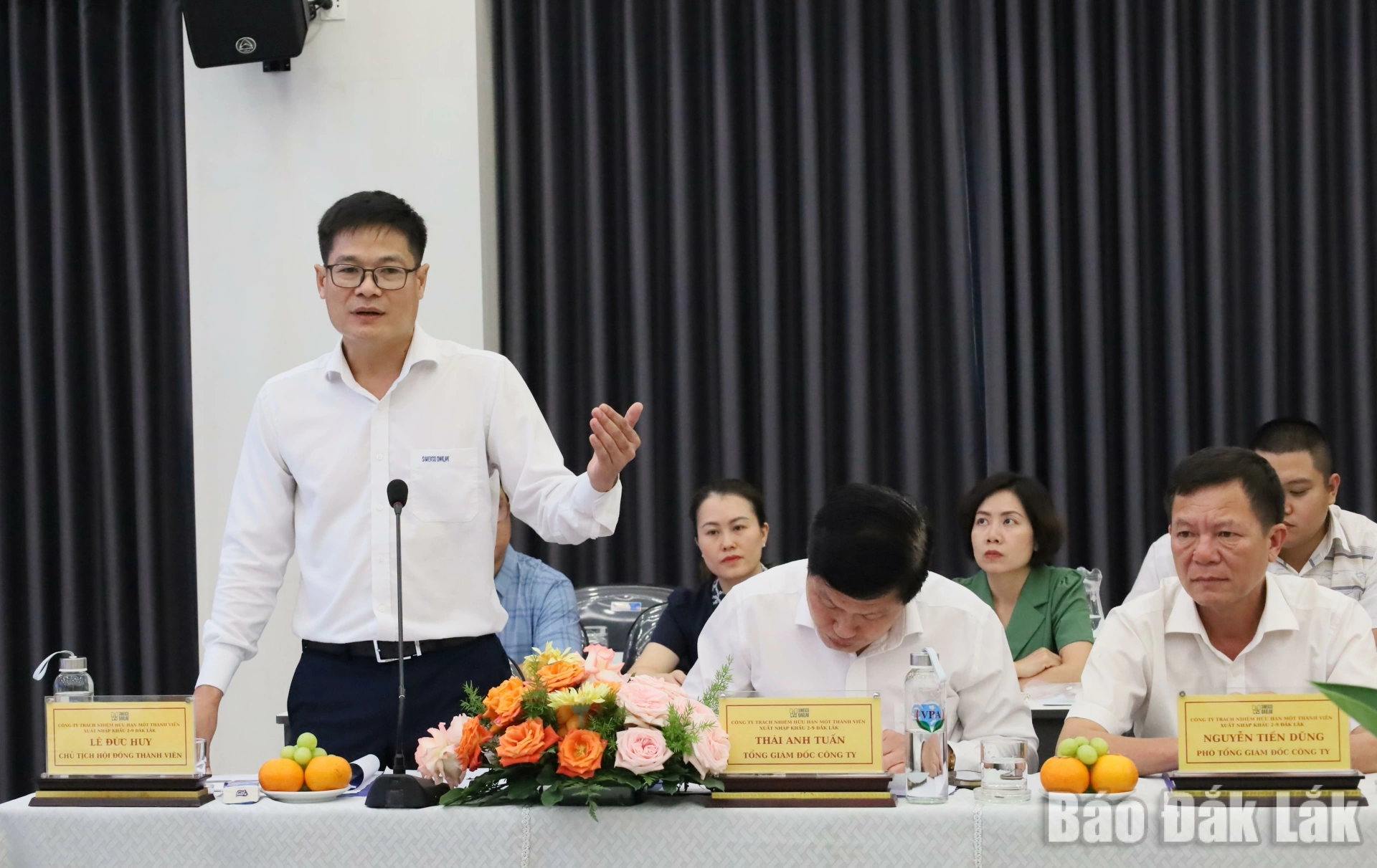 Ông Lê Đức Huy, Chủ tịch Hội đồng thành viên Simexco Daklak thông tin tình hình hoạt động của doanh nghiệp với thứ trưởng.