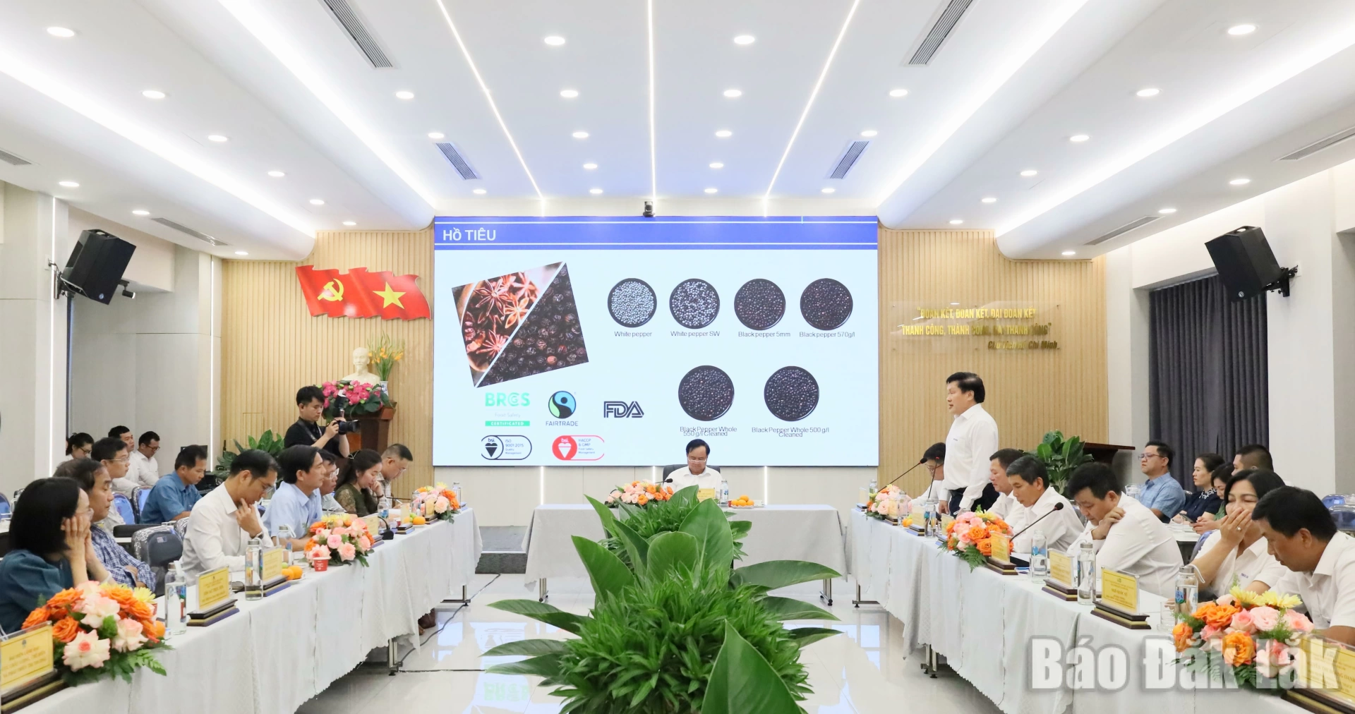 Ông Thái Anh Tuấn, Tổng Giám đốc  Simexco Daklak thông tin tình hình sản xuất của doanh nghiệp đến đoàn công tác.