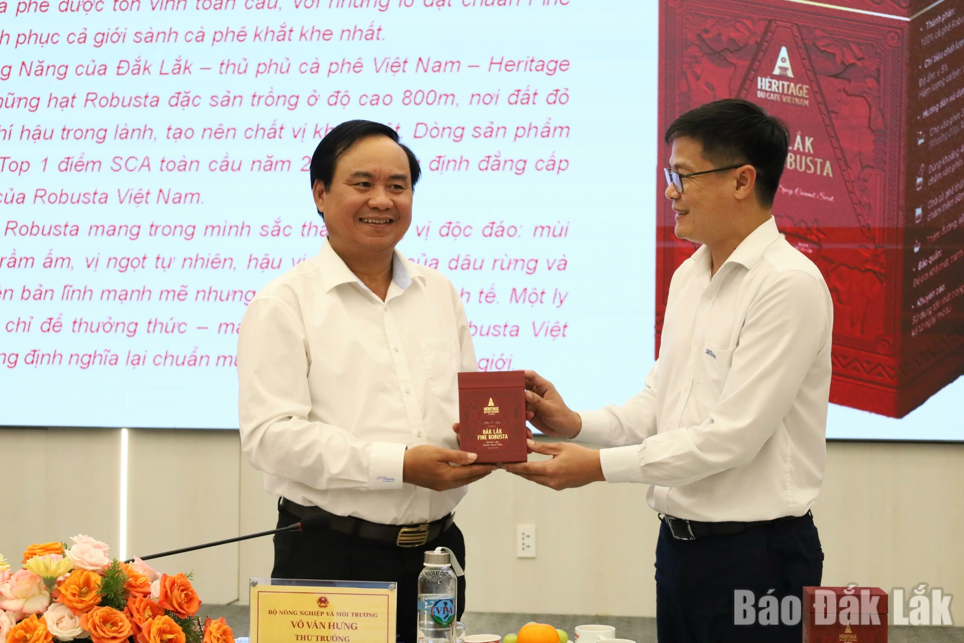 Đại diện Simexco Daklak tặng sản phẩm cà phê HeritageFineRobusta–ĐắkLắk