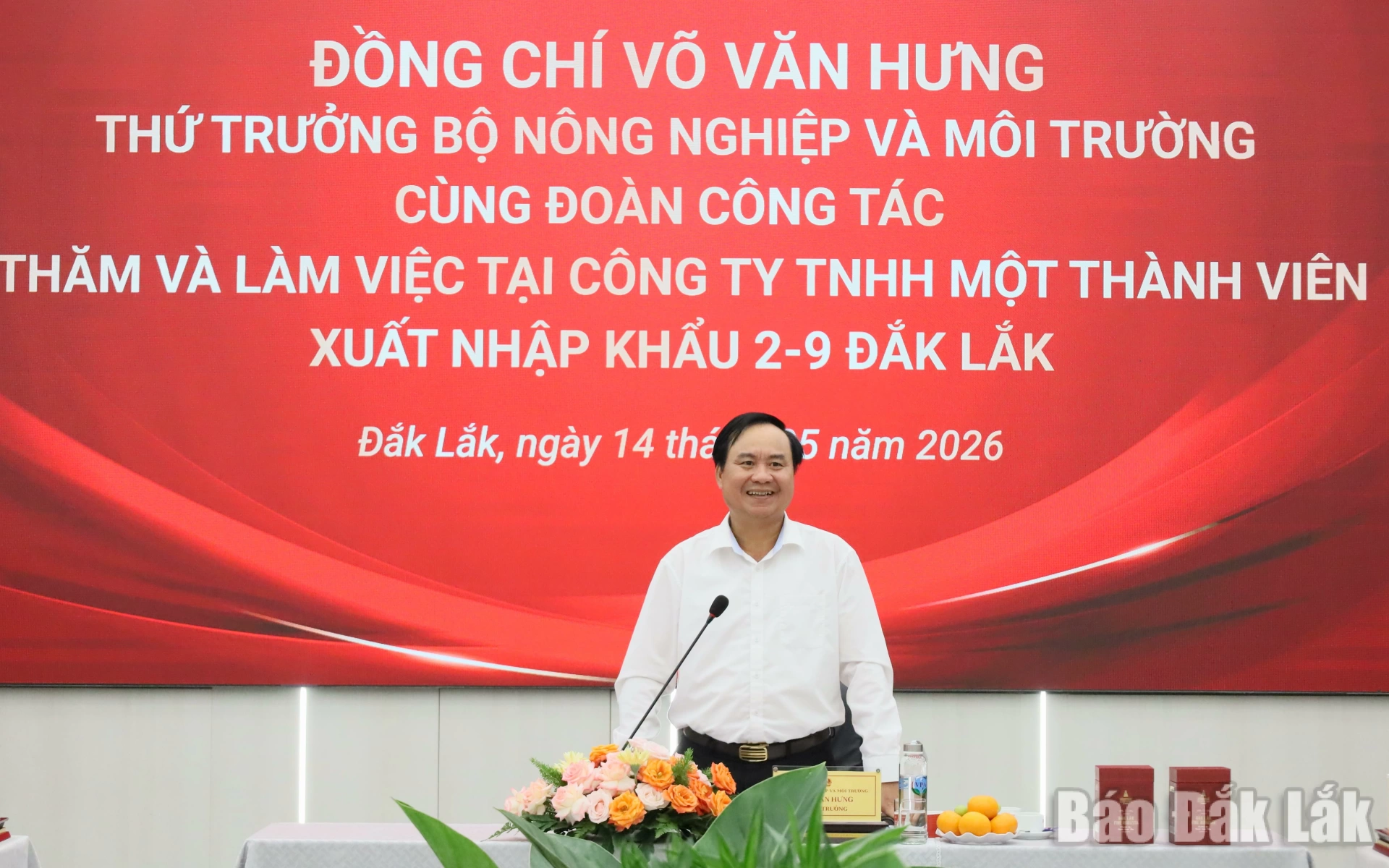 Thứ trưởng Bộ Nông nghiệp và Môi trường Võ Văn Hưng phát biểu tại buổi làm việc với Simexco Daklak.