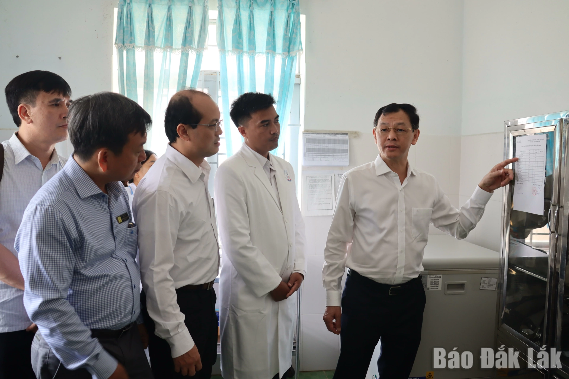 PGS.TS.BSCKII Nguyễn Tri Thức, Thứ trưởng Bộ Y tế kiểm tra thuốc phục vụ khám, chữa bệnh cho người dân tại Trạm Y tế xã Cư Prao.