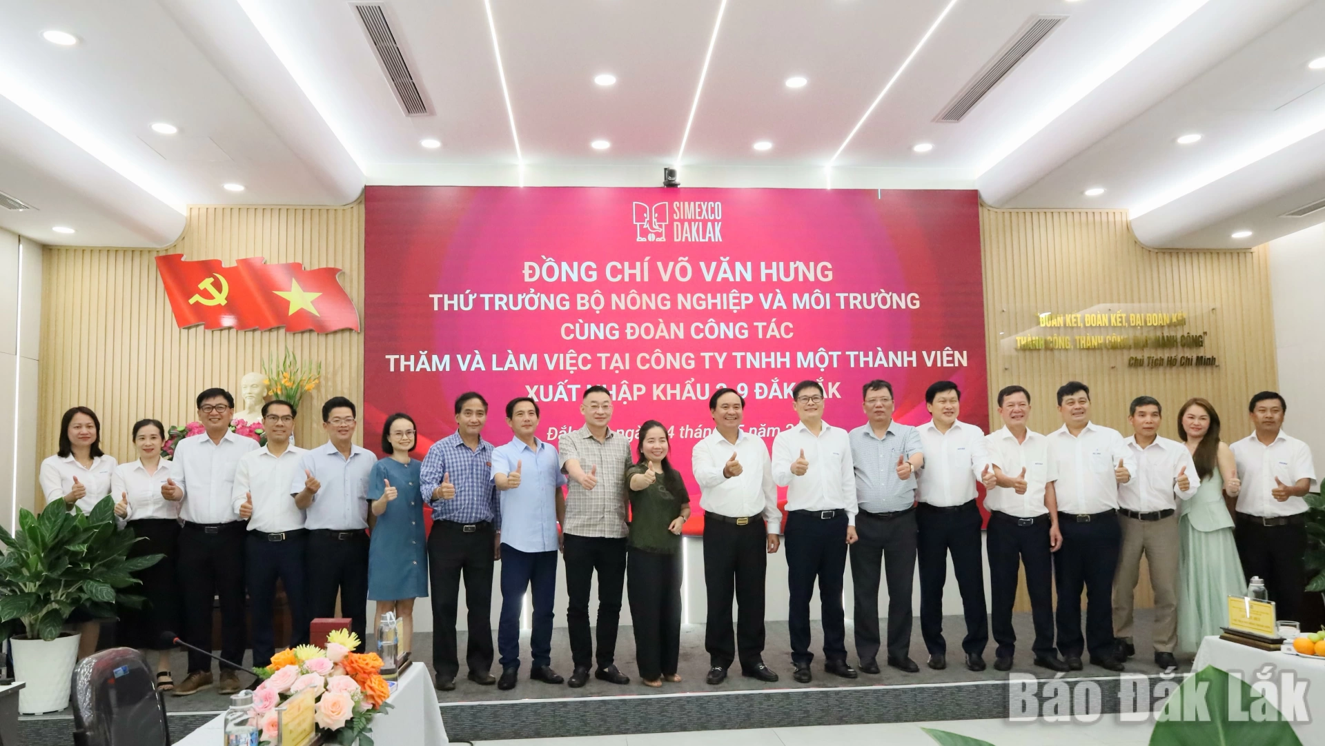 Các đại biểu chụp hình lưu niệm.