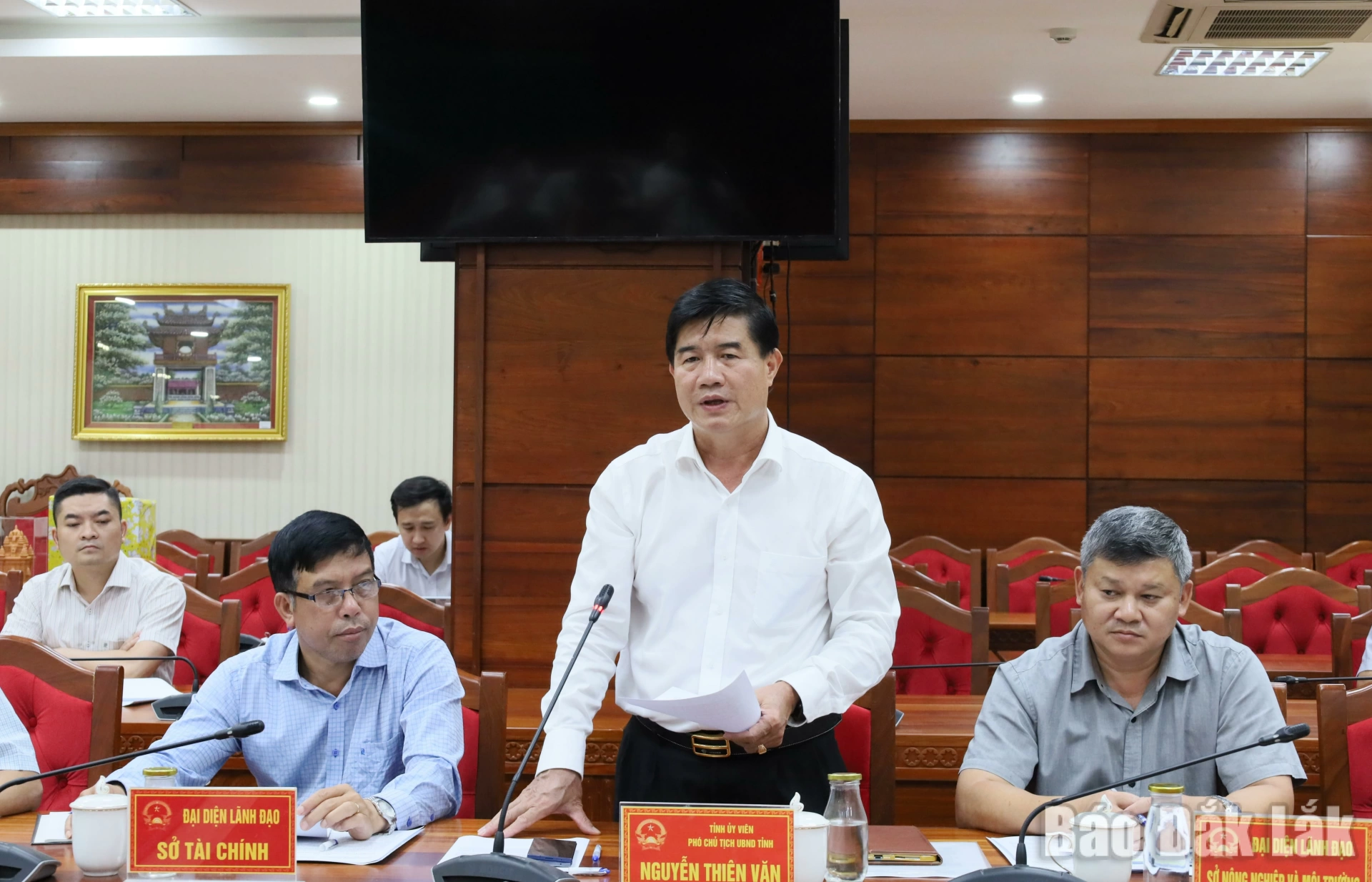 Thúc đẩy hợp tác quản lý tài nguyên nước và bảo vệ môi trường 1 Phó Chủ tịch UBND tỉnh Nguyễn Thiên Văn thông tin, trao đổi với đoàn công tác.