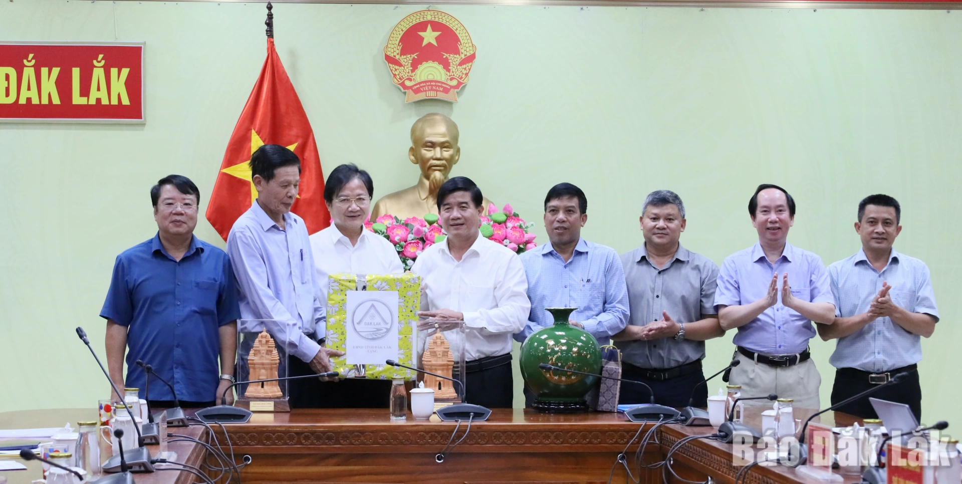 Thúc đẩy hợp tác quản lý tài nguyên nước và bảo vệ môi trường 4 Đoàn công tác của Hội Nước và Môi trường Việt Nam tặng quà và chụp hình lưu niệm với lãnh đạo tỉnh Đắk Lắk.