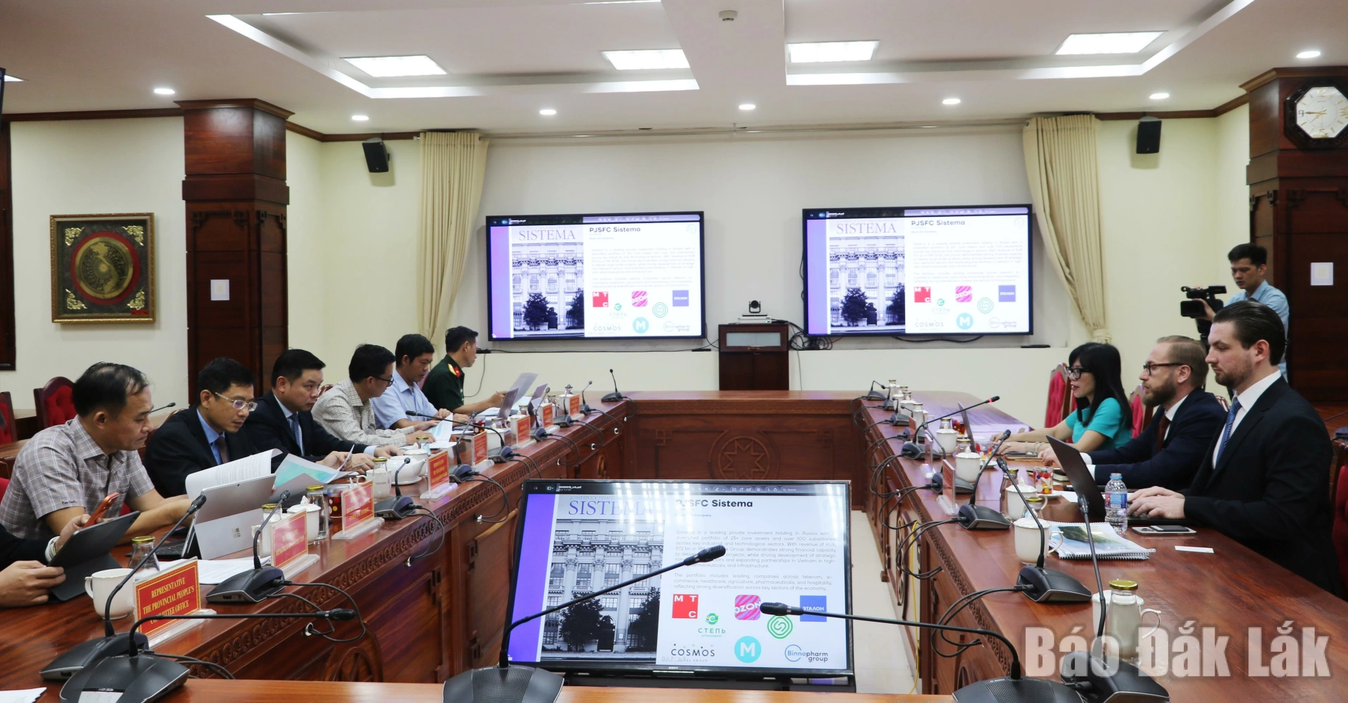 Chủ tịch UBND tỉnh Đỗ Hữu Huy làm việc với nhà đầu tư UAE về dự án Tổ hợp du lịch nghỉ dưỡng Vịnh Vũng Rô 1 Quang cảnh buổi làm việc