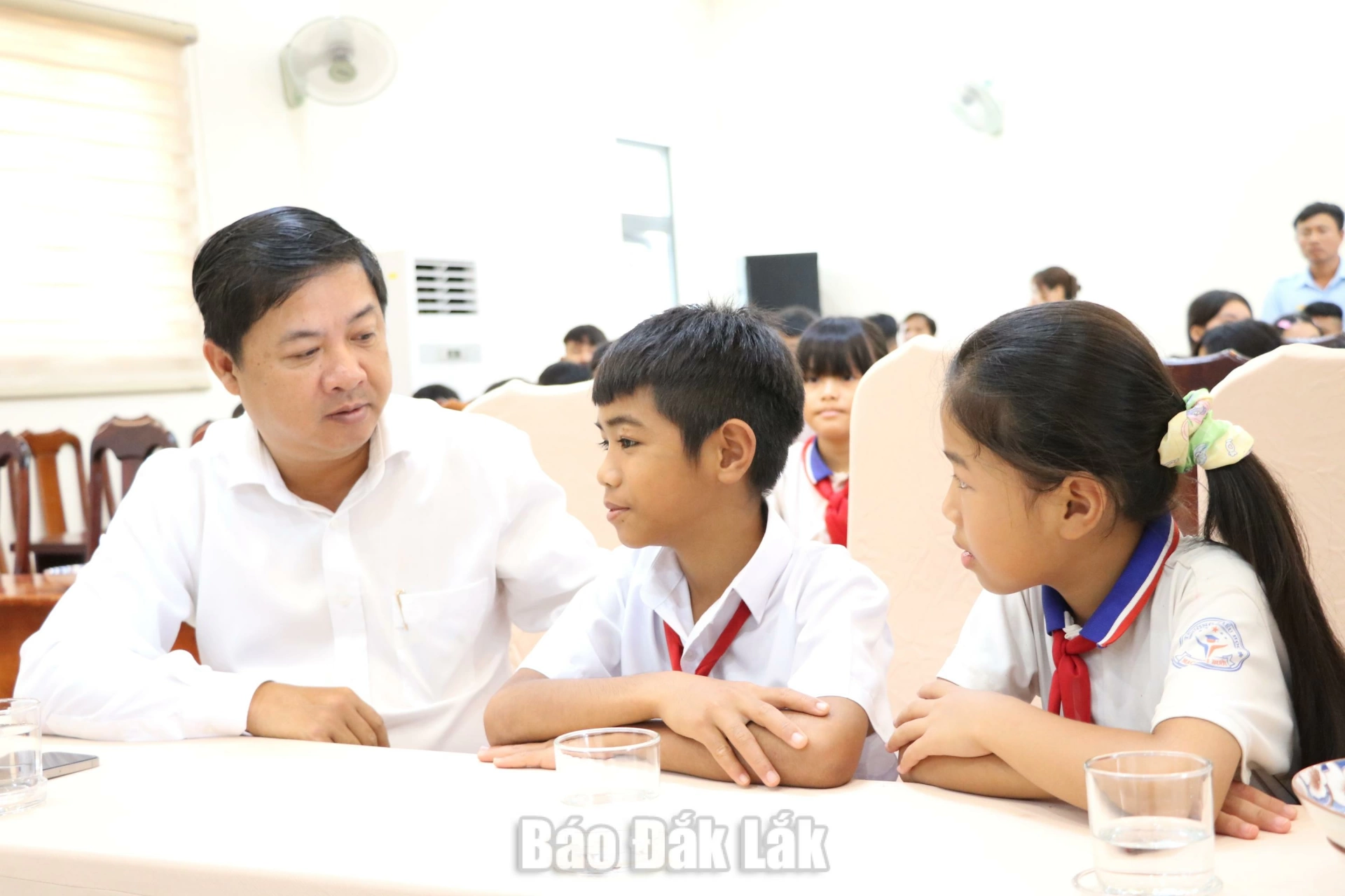 Bí thư Tỉnh ủy Lương Nguyễn Minh Triết động viên trẻ em có hoàn cảnh khó khăn nhân Ngày Quốc tế thiếu nhi 4 Bí thư Tỉnh ủy Lương Nguyễn Minh Triết động viên các cháu thiếu nhi nỗ lực học tập, trở thành những công dân tốt.