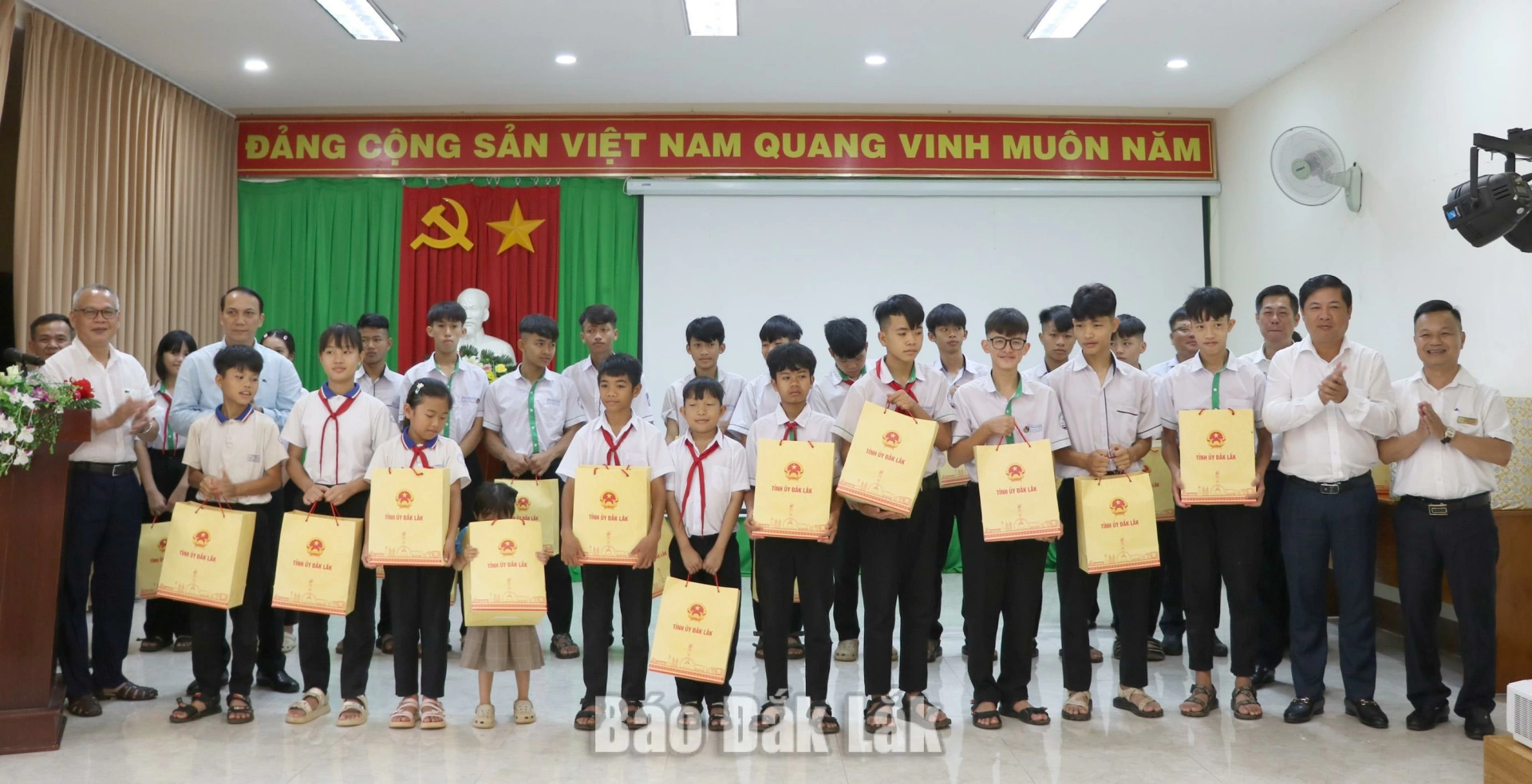 Bí thư Tỉnh ủy Lương Nguyễn Minh Triết động viên trẻ em có hoàn cảnh khó khăn nhân Ngày Quốc tế thiếu nhi 3 Bí thư Tỉnh ủy Lương Nguyễn Minh Triết, Chánh Văn phòng Tỉnh ủy Nguyễn Đình Viên cùng lãnh đạo các sở, ngành trao quà cho các cháu thiếu nhi.