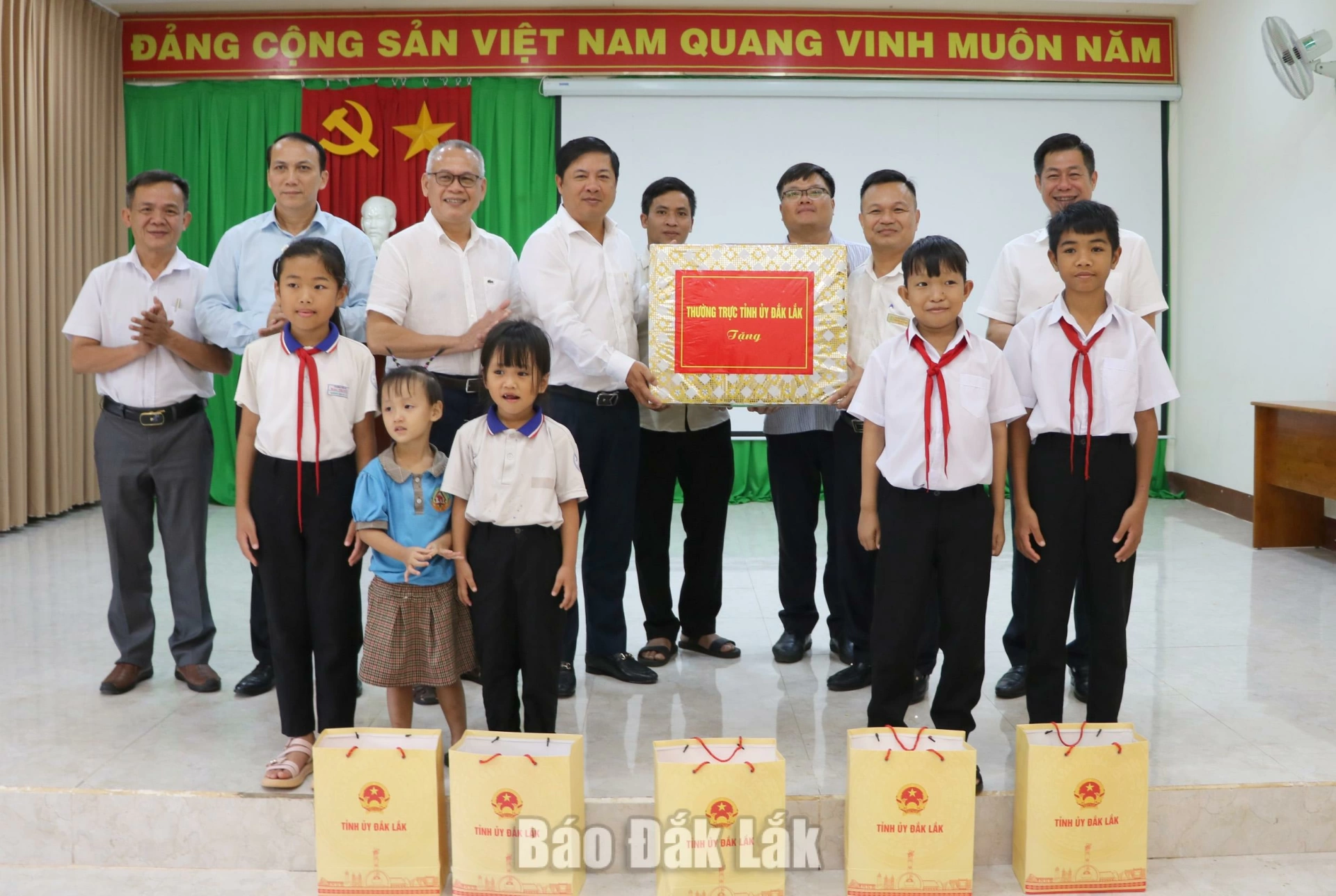 Bí thư Tỉnh ủy Lương Nguyễn Minh Triết động viên trẻ em có hoàn cảnh khó khăn nhân Ngày Quốc tế thiếu nhi 1 Bí thư Tỉnh ủy Lương Nguyễn Minh Triết cùng các đoàn tặng quà cho Trung tâm Bảo trợ xã hội và Trẻ em tỉnh.