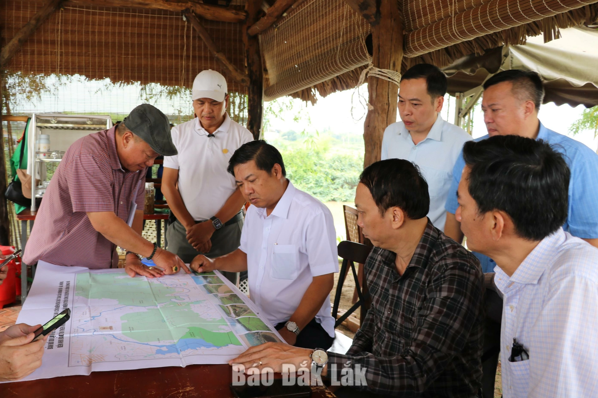 Bí thư Tỉnh ủy Đắk Lắk khảo sát mô hình du lịch sinh thái tại xã Ea Na 1 Bí thư Tỉnh ủy Lương Nguyễn Minh Triết nghe đại diện Khu du lịch sinh thái nông nghiệp Đảo Xanh (Ecofarm) giới thiệu tiềm năng phát triển du lịch cộng đồng trên dòng sông Sêrêpốk.