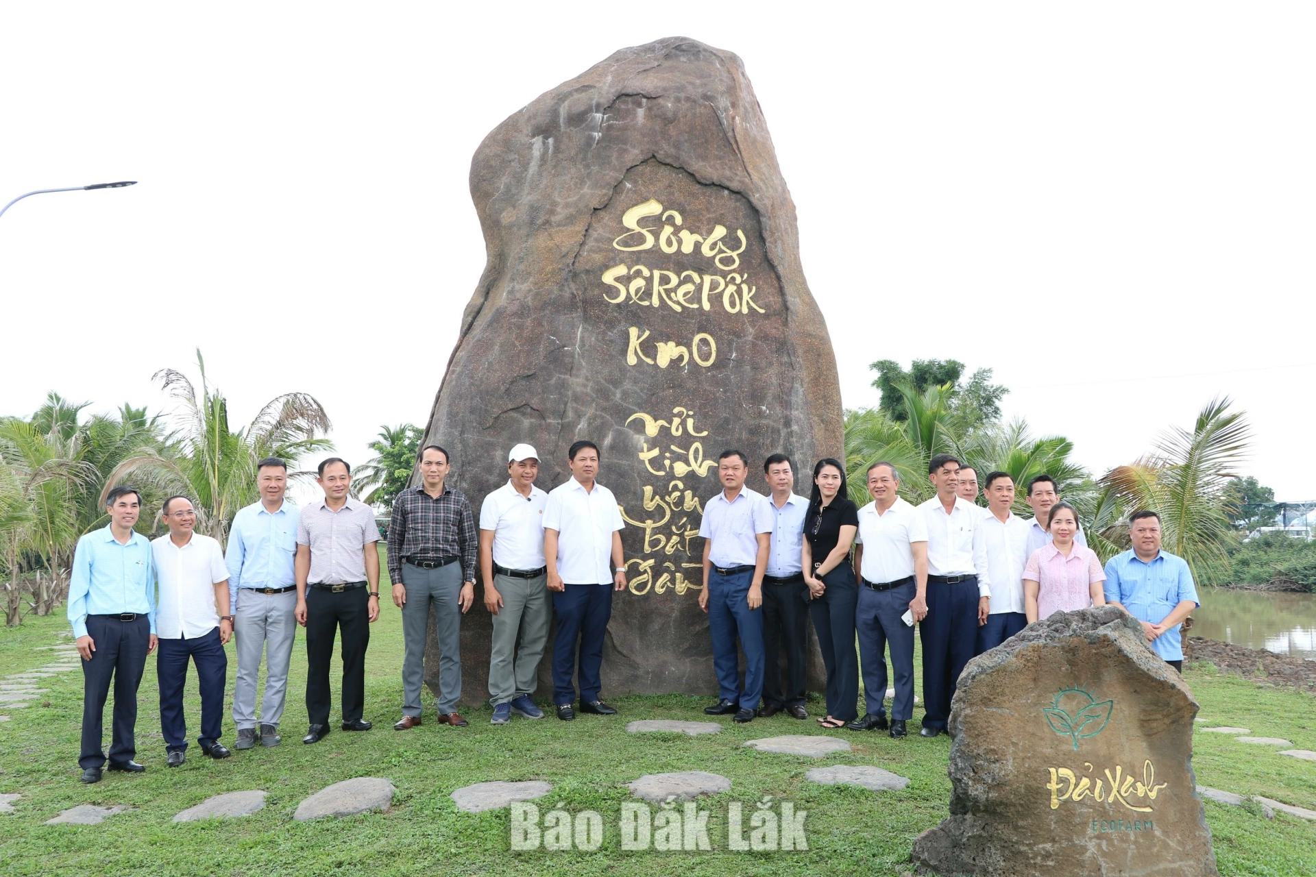 Bí thư Tỉnh ủy Đắk Lắk khảo sát mô hình du lịch sinh thái tại xã Ea Na 4 Đoàn công tác chụp hình lưu niệm với điểm check in Km 0 Sêrêpốk tại khu du lịch sinh thái nông nghiệp Đảo Xanh.