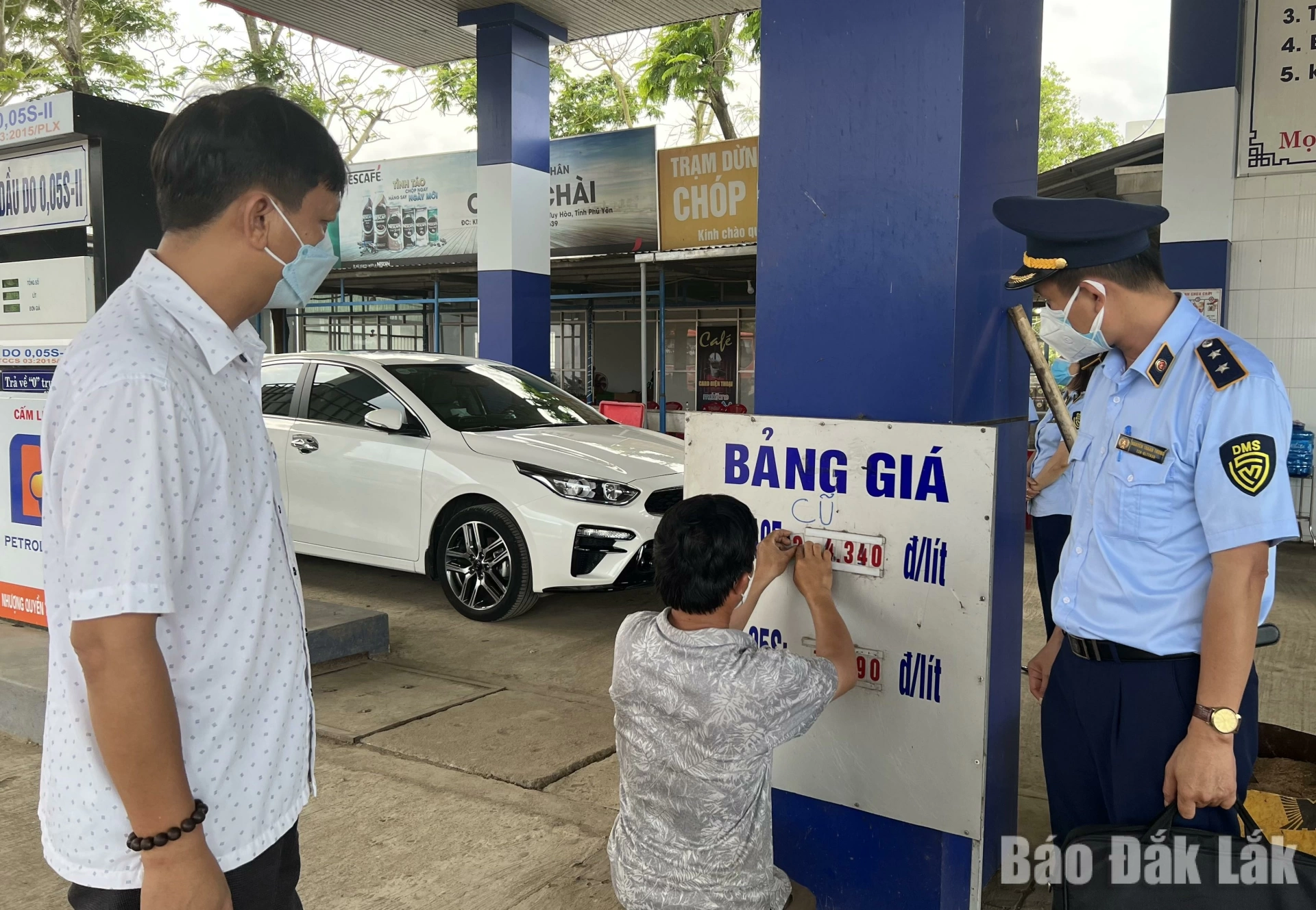 Lực lượng quản lý thị trường kiểm tra việc cung ứng xăng sinh học, niêm yết giá tại các cửa hàng xăng dầu. 