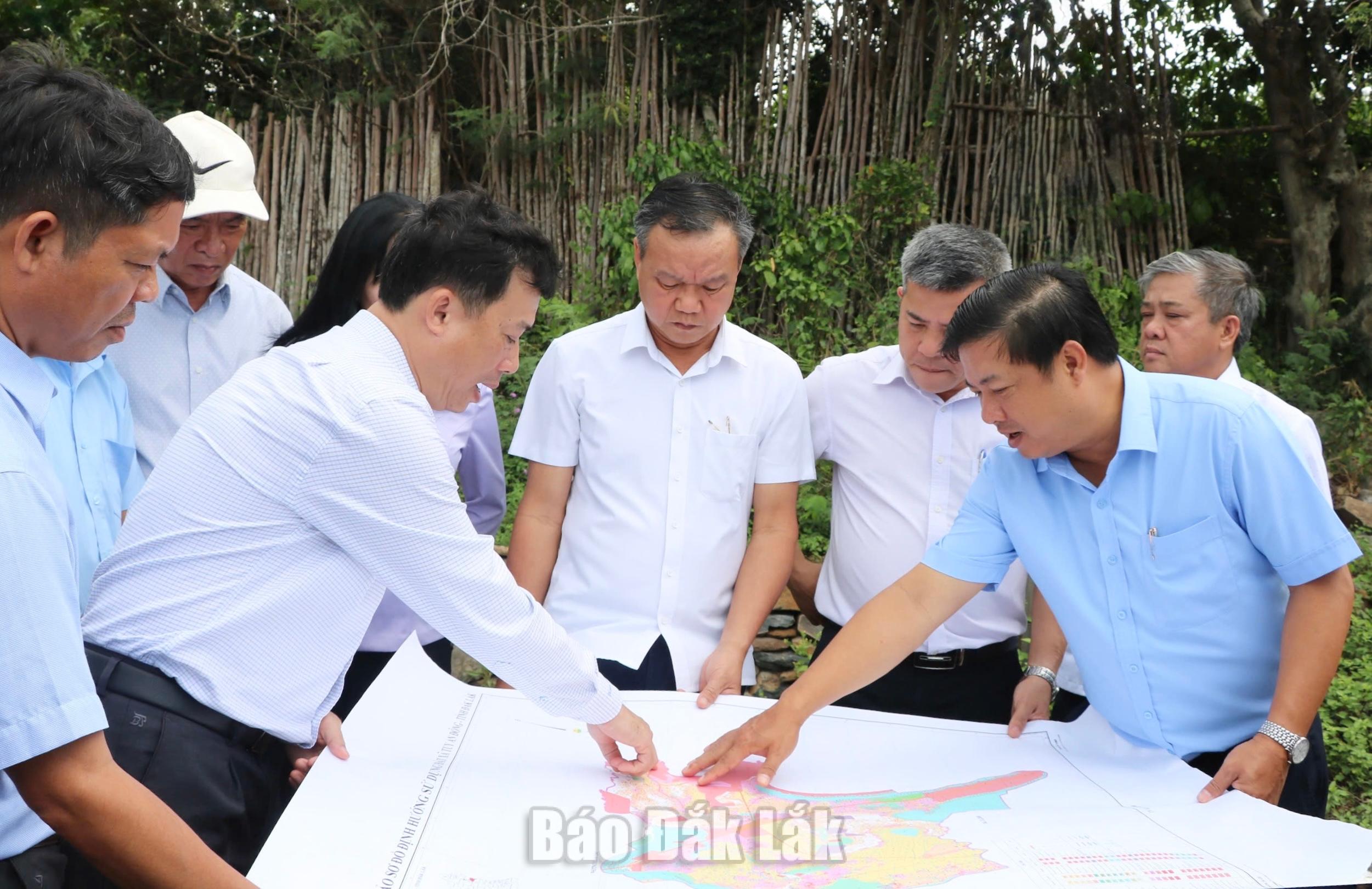 Bí thư Tỉnh ủy Lương Nguyễn Minh Triết khảo sát khu vực Đồi Cổ Thạch tại xã Tuy An Đông.