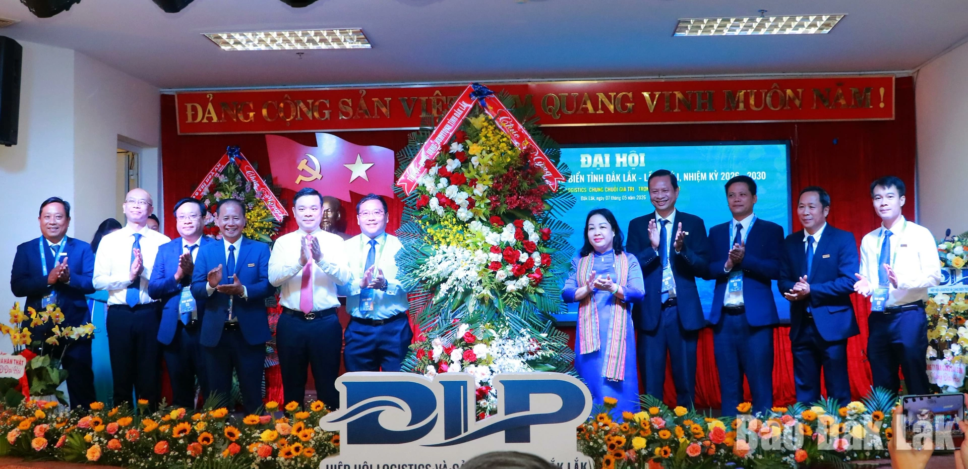 Lãnh đạo Tỉnh ủy, UBND tỉnh tặng hoa chúc mừng Ban Chấp hành Hiệp hội Logistics và Cảng biển tỉnh Đắk Lắk lần thứ I, nhiệm kỳ 2026 - 2030.