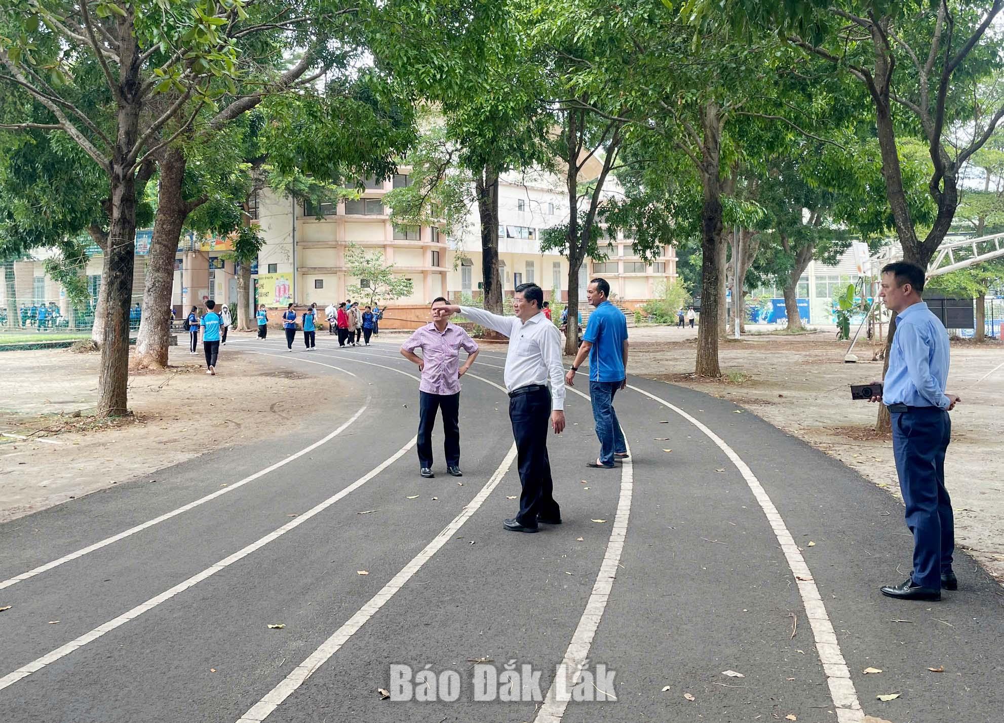 Lãnh đạo nhà trường kiểm tra các đường chạy sẵn sàng cho kỳ thi năng khiếu ngành Giáo dục Thể chất. 