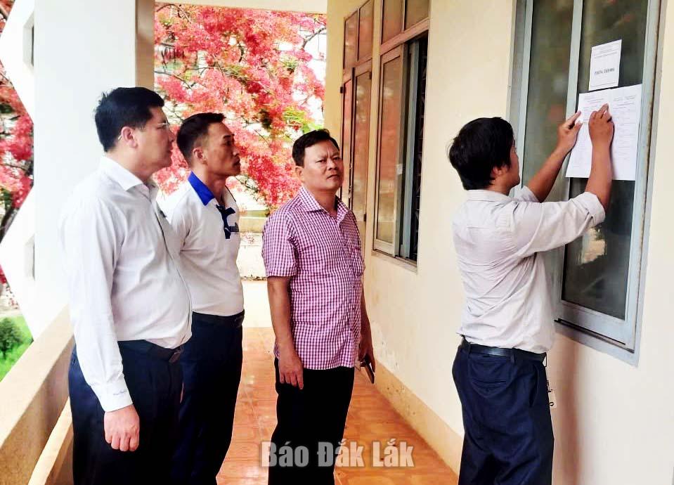 Lãnh đạo nhà trường kiểm tra sơ đồ phòng thi, danh sách các thi thi tại các phòng thi.