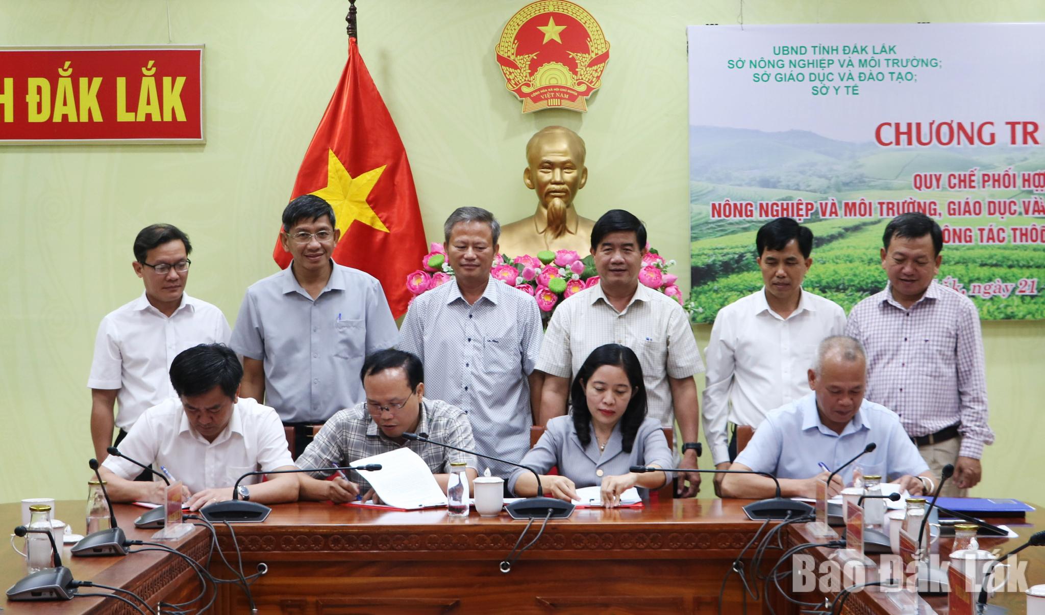 Lãnh đạo Thống kê tỉnh và lãnh đạo các sở ngành ký kết quy chế phối hợp.