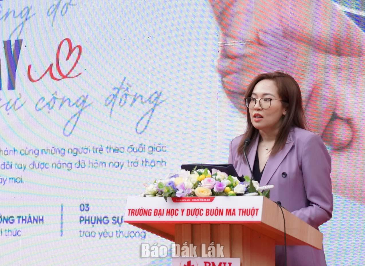 Bà Nguyễn Hương Huệ, Giám đốc Quỹ Hạnh Phúc, Trường Đại học Y Dược Buôn Ma Thuột phát biểu tại buổi ra mắt Quỹ học bổng Hạnh Phúc. 