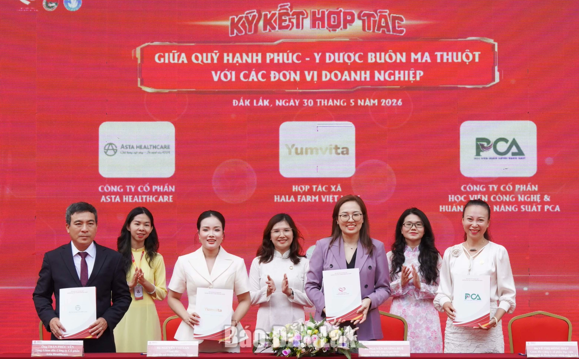 Đại diện Quỹ học bổng Hạnh Phúc, Trường Đại học Y Dược Buôn Ma Thuột ký kết hợp tác với đơn vị. 