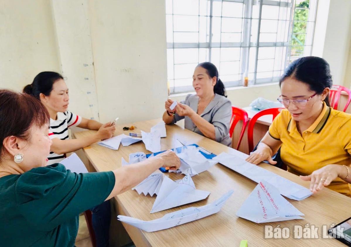 Các học viên được hướng dẫn thiết kế các sản phẩm lưu niệm phù hợp với văn hóa làng biển.