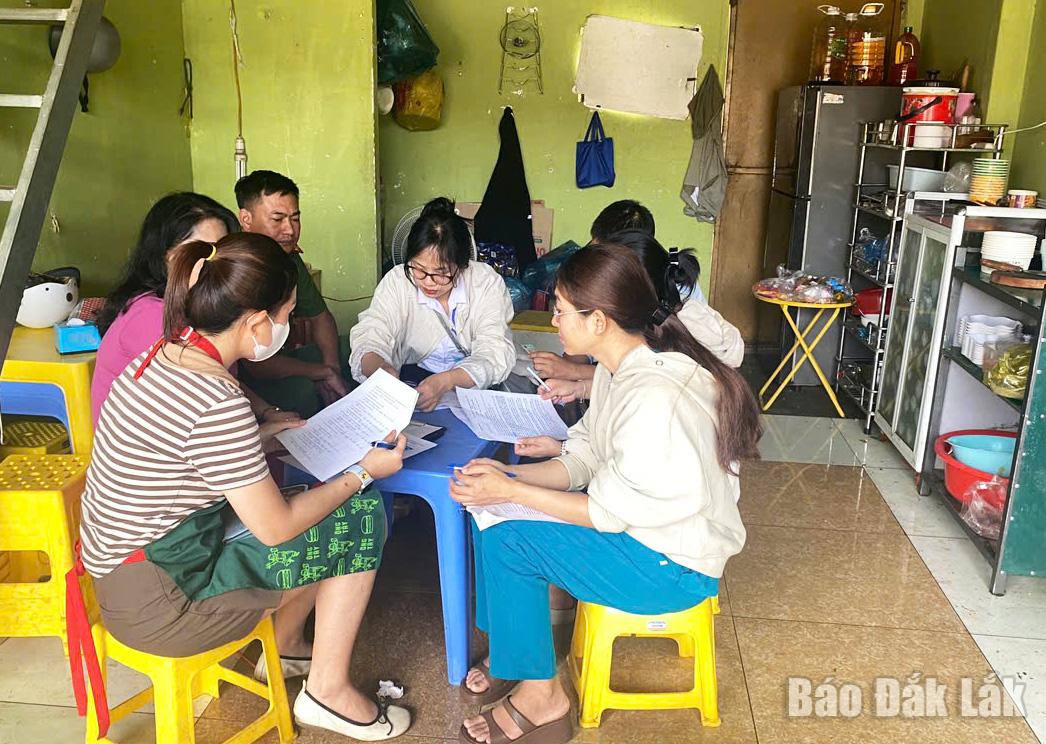 Các thành viên của đoàn kiểm tra liên ngành phường Thành Nhất tuyên truyền cho hộ kinh doanh trong quá trình kiểm tra tại các cơ sở dịch vụ ăn uống.