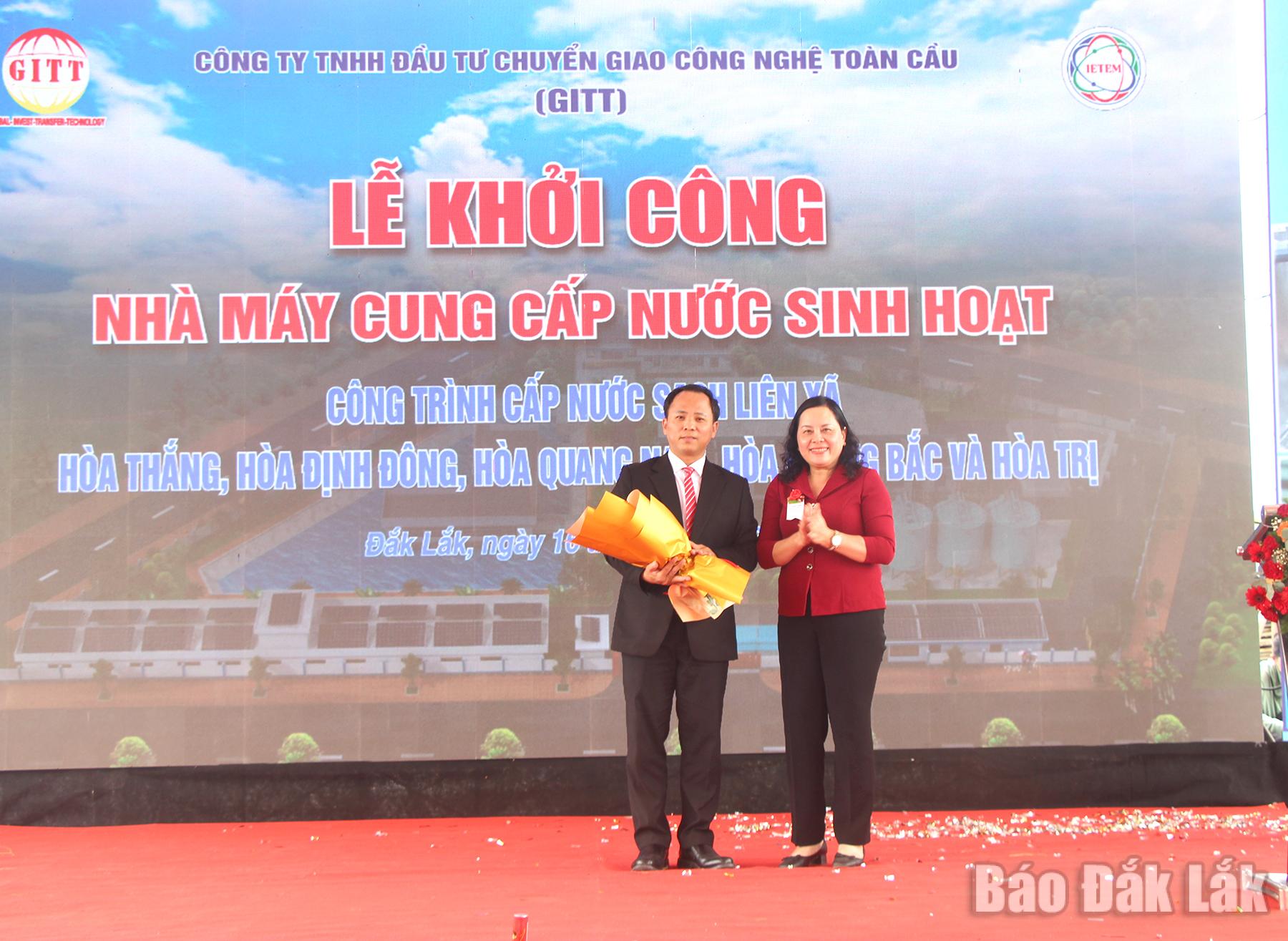 Bí thư Đảng ủy xã Phú Hòa 1 Huỳnh Thị Son tặng hoa chúc mừng chủ đầu tư công trình.