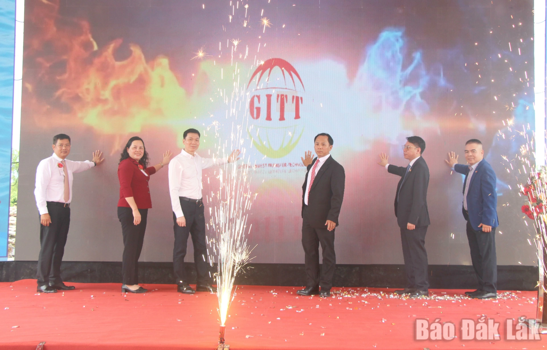 Các đại biểu thực hiện nghi thức khởi công công trình.