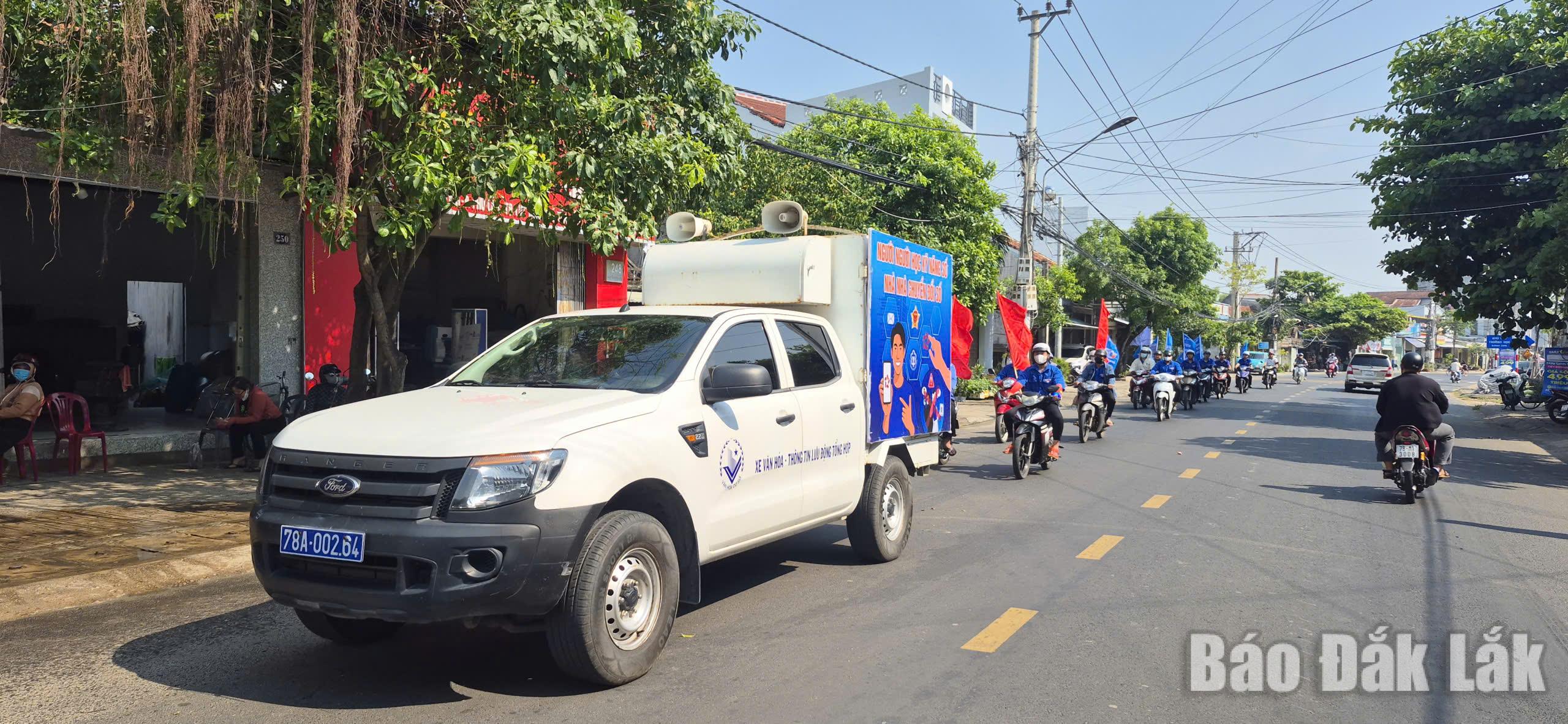 phường Phú Yên tổ chức đoàn xe diễu hành tuyên truyền trên nhiều tuyến đường chính nhằm lan tỏa thông điệp về phong trào Bình dân học vụ số.