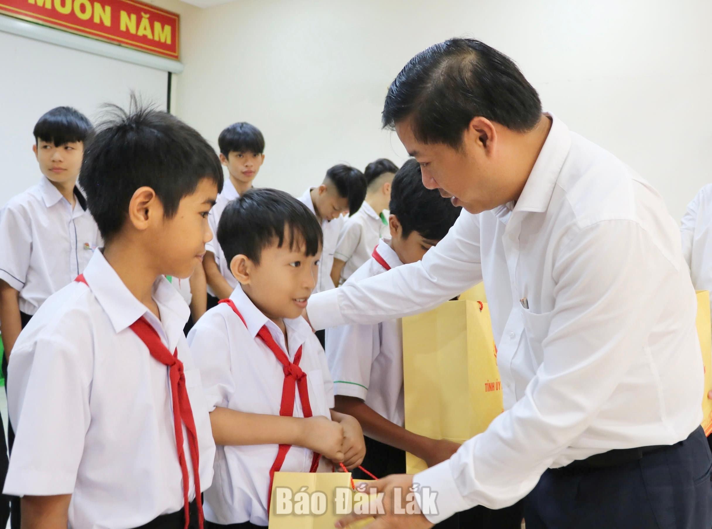 Bí thư Tỉnh ủy Lương Nguyễn Minh Triết động viên trẻ em có hoàn cảnh khó khăn nhân Ngày Quốc tế thiếu nhi 2 Bí thư Tỉnh ủy Lương Nguyễn Minh Triết trao quà cho học sinh của trung tâm.