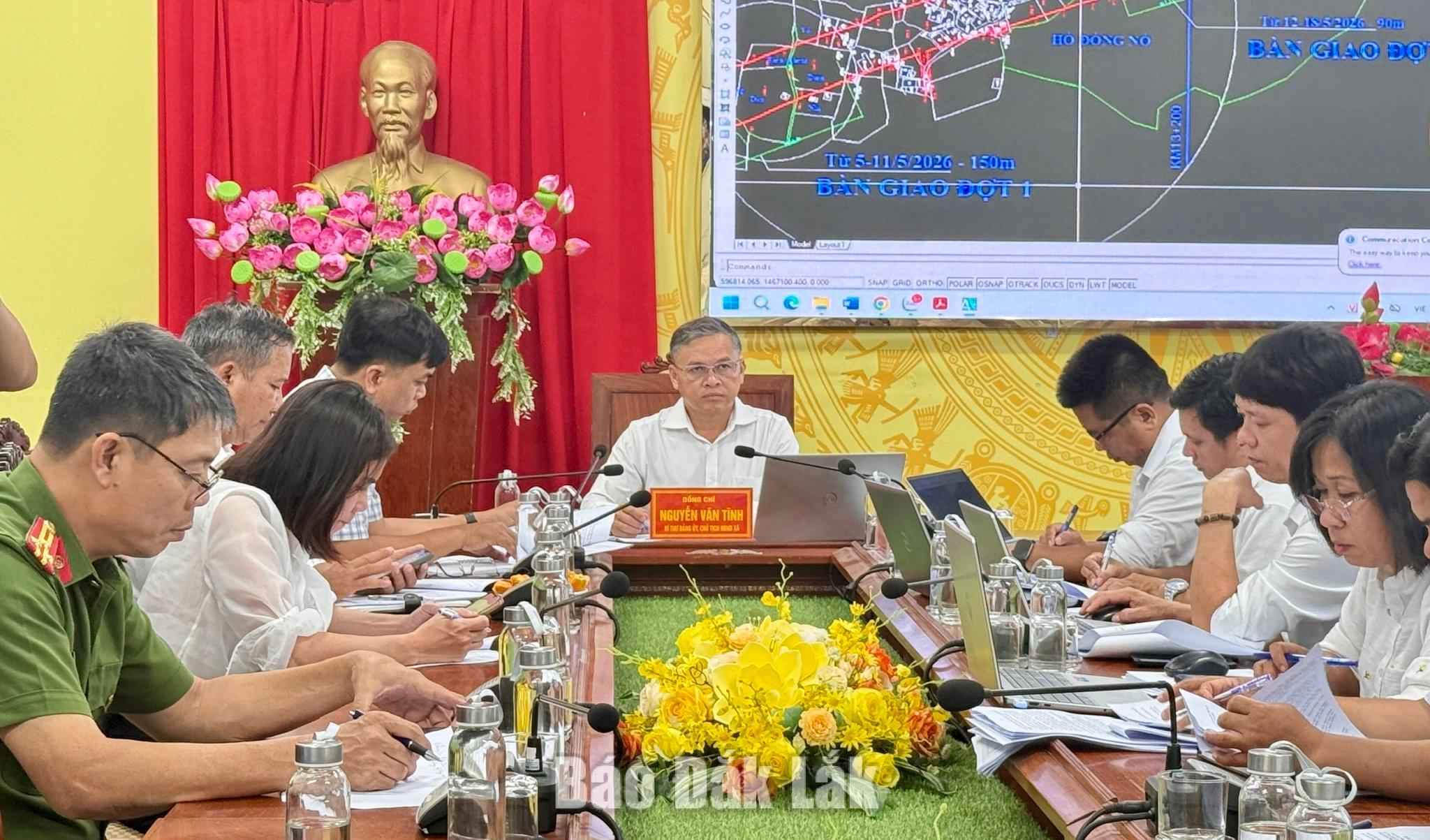 Tuyến đường bộ ven biển qua xã Ô Loan đã bàn giao 7,1 km mặt bằng 1 Bí thư Đảng ủy, Chủ tịch HĐND xã Ô Loan Nguyễn Văn Tĩnh chủ trì hội nghị.