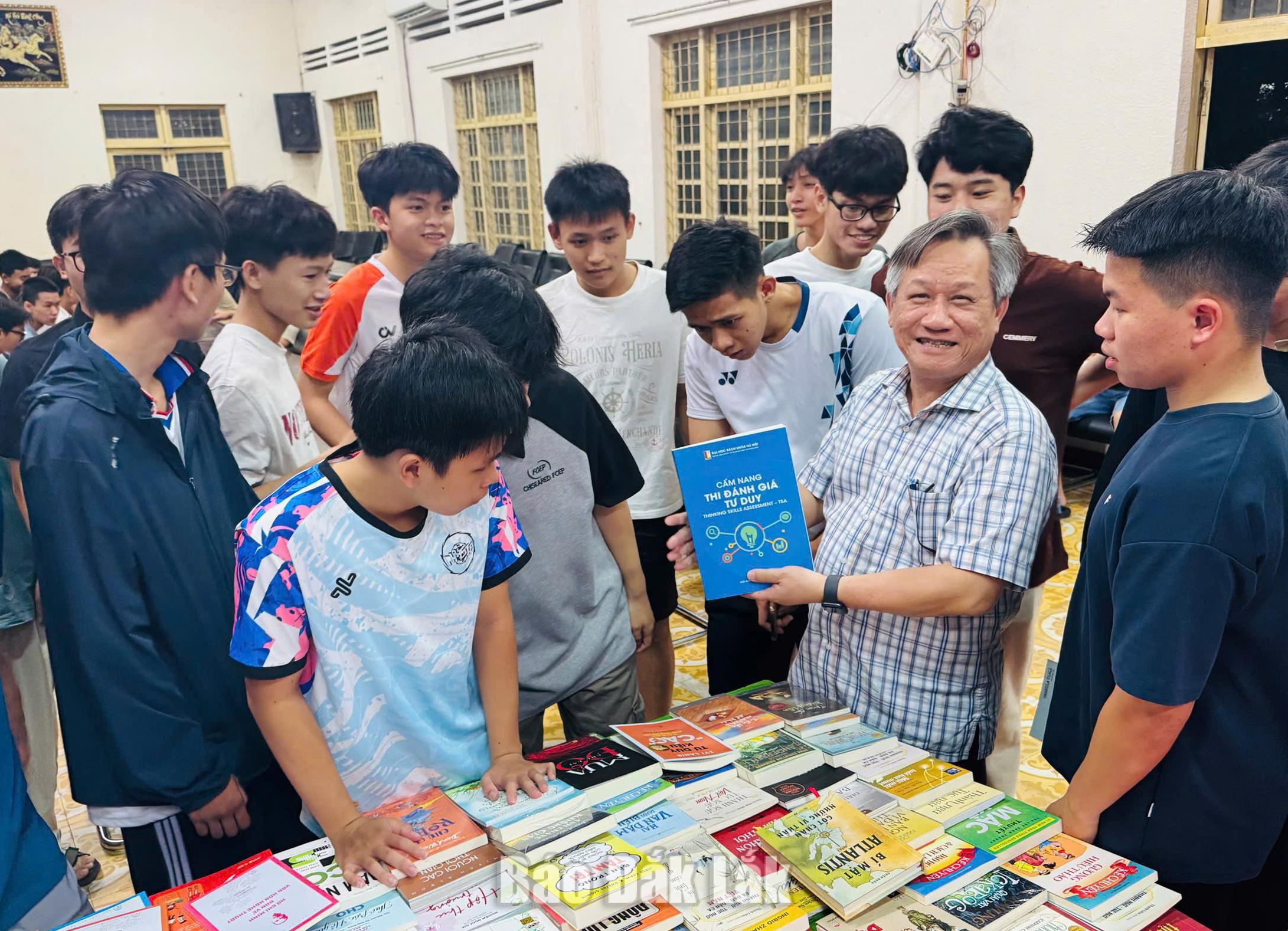 Có 3.336 học sinh tham gia Kỳ thi tuyển sinh vào lớp 10 năm học 2026-2027 tại các trường chuyên biệt 1 Giáo viên và học sinh Trường THPT chuyên Lương Văn Chánh (phường Tuy Hòa) tìm hiểu về cách chọn sách tham khảo.