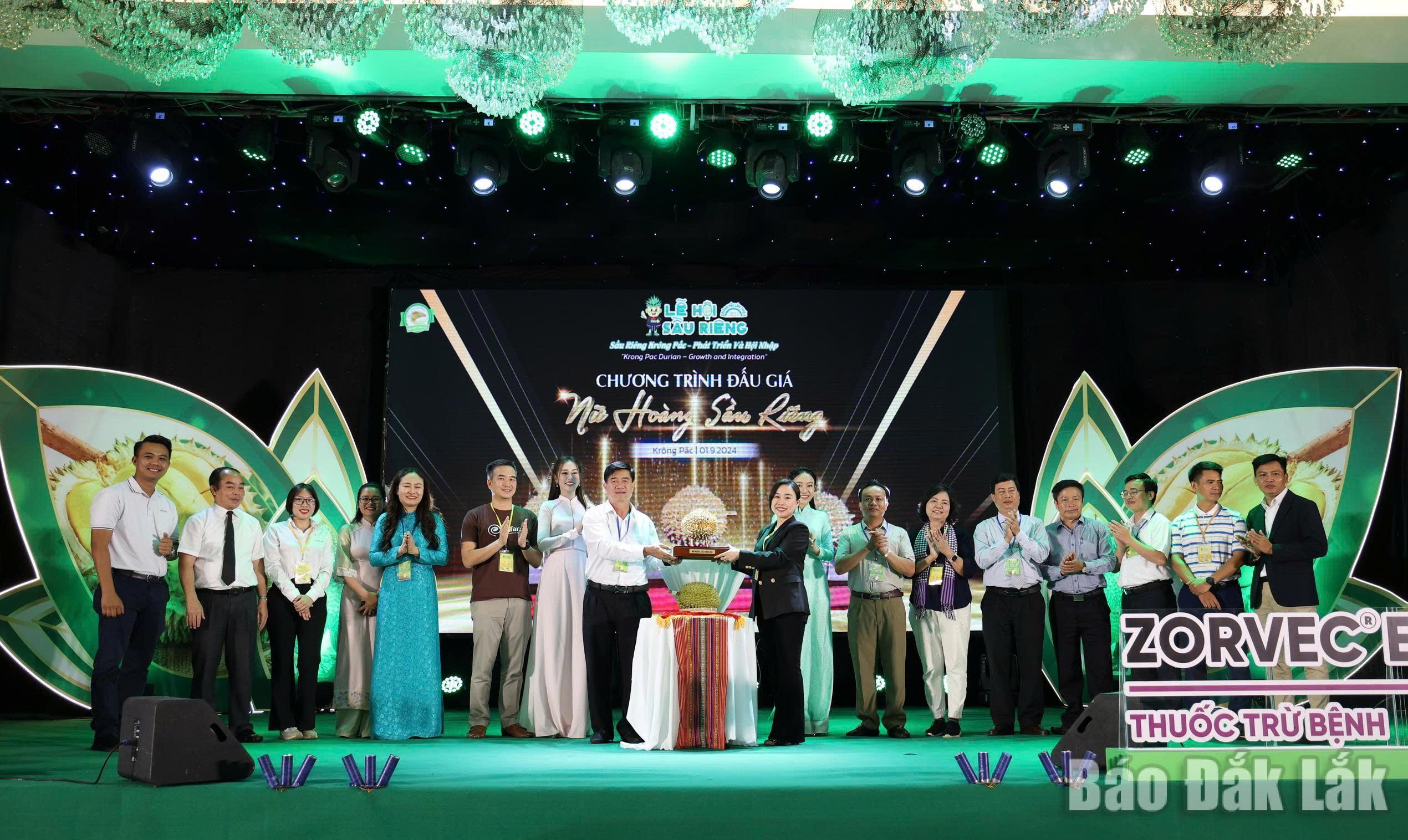 Hoạt động bán đấu giá sản phẩm Nữ hoàng sầu riêng tại Lễ hội Sầu riêng Krông Pắc lần thứ II, năm 2024. 