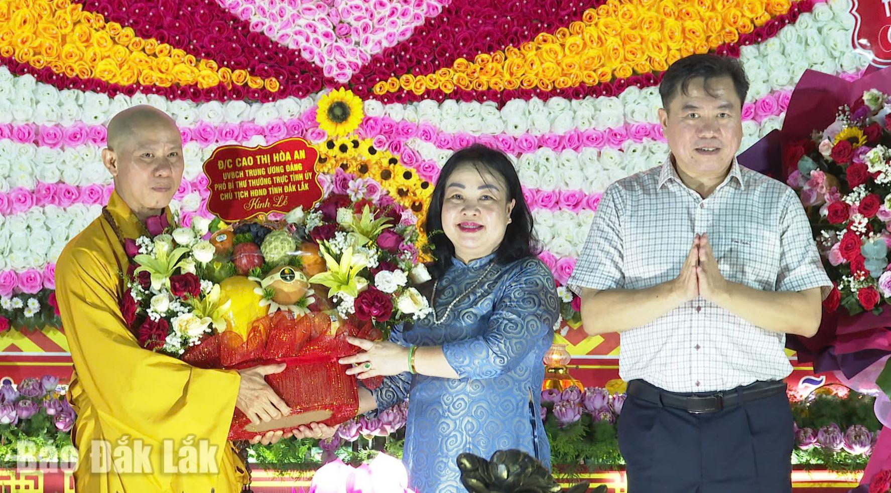 Các đồng chí Cao Thị Hòa An, Ủy viên Trung ương Đảng, Phó Bí thư Thường trực Tỉnh ủy, Chủ tịch HĐND tỉnh; Trần Hữu Thế, Ủy viên Ban Thường vụ Tỉnh ủy, Phó Chủ tịch Thường trực Ủy ban MTTQ Việt Nam tỉnh tặng hoa chúc mừng đại lễ.
