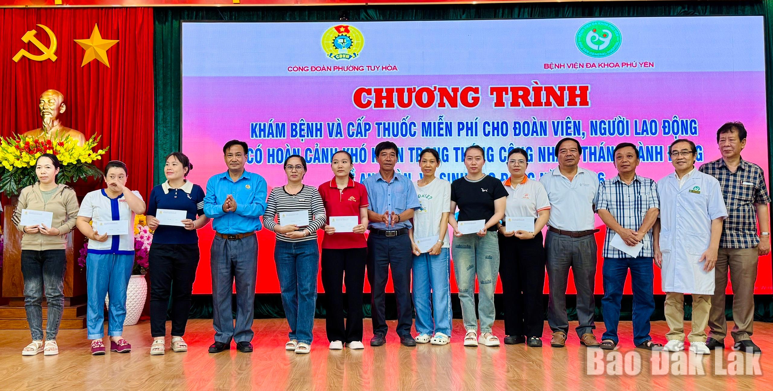 Ban tổ chức tặng quà cho công nhân, người lao động khó khăn tại chương trình.