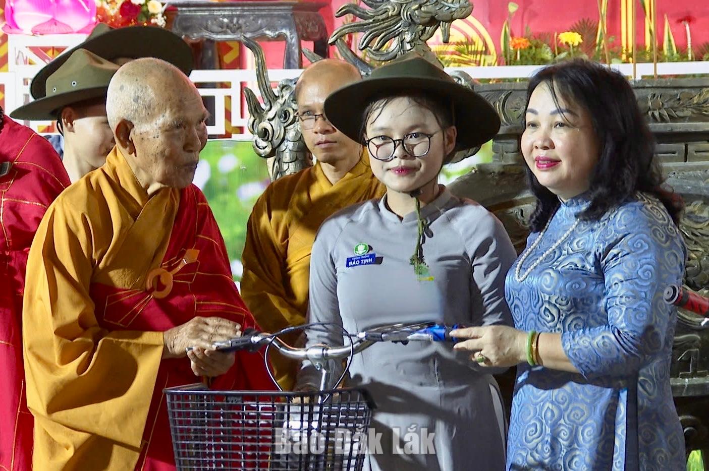 Đồng chí Cao Thị Hòa An, Ủy viên Trung ương Đảng, Phó Bí thư Thường trực Tỉnh ủy, Chủ tịch HĐND tỉnh tặng xe đạp cho gia đình phật tử có hoàn cảnh khó khăn tại Đại lễ.
