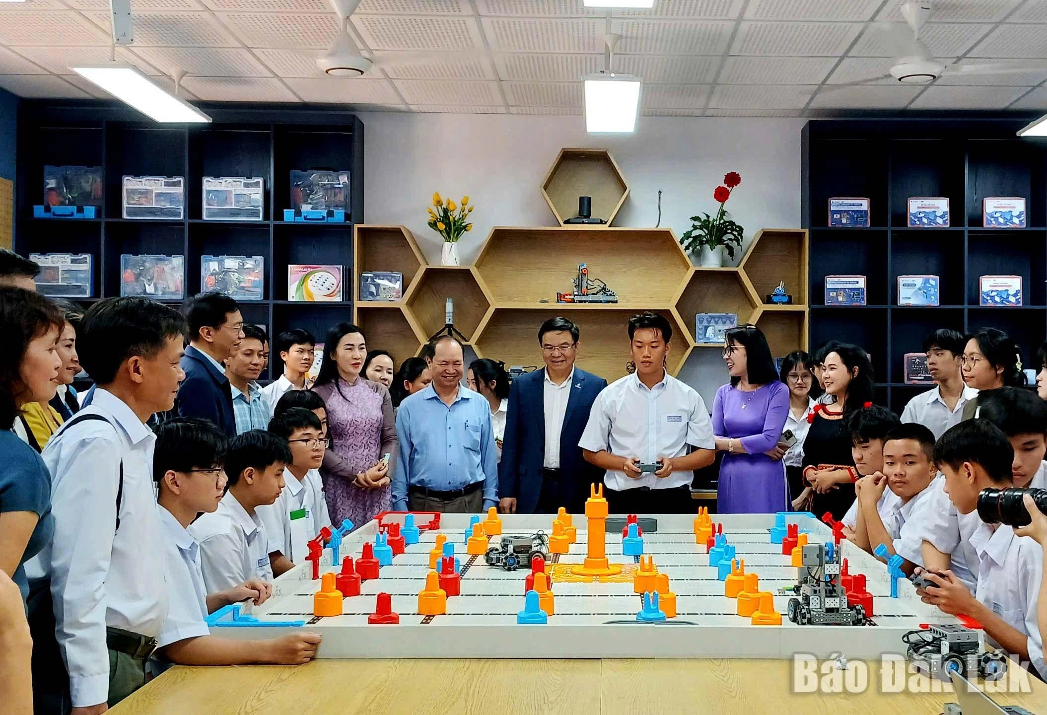 Học sinh Trường THPT Buôn Ma Thuột thực hành về tiết học giáo dục STEM tại trường.
