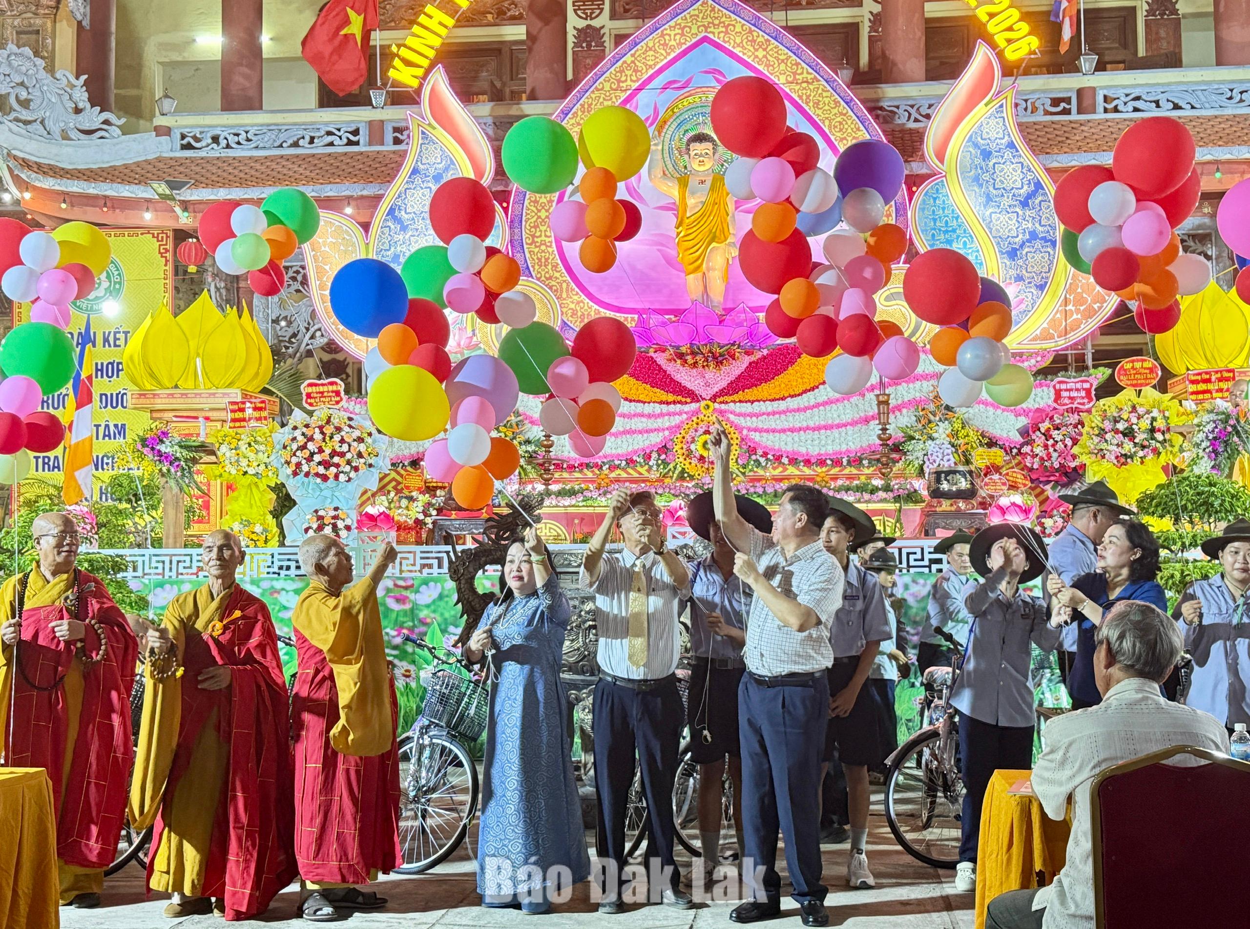 Các đại biểu tham dự cùng tham gia nghi thức thả bóng bay hòa bình, gửi gắm thông điệp cầu nguyện quốc thái dân an, thế giới hòa bình, chúng sinh an lạc.