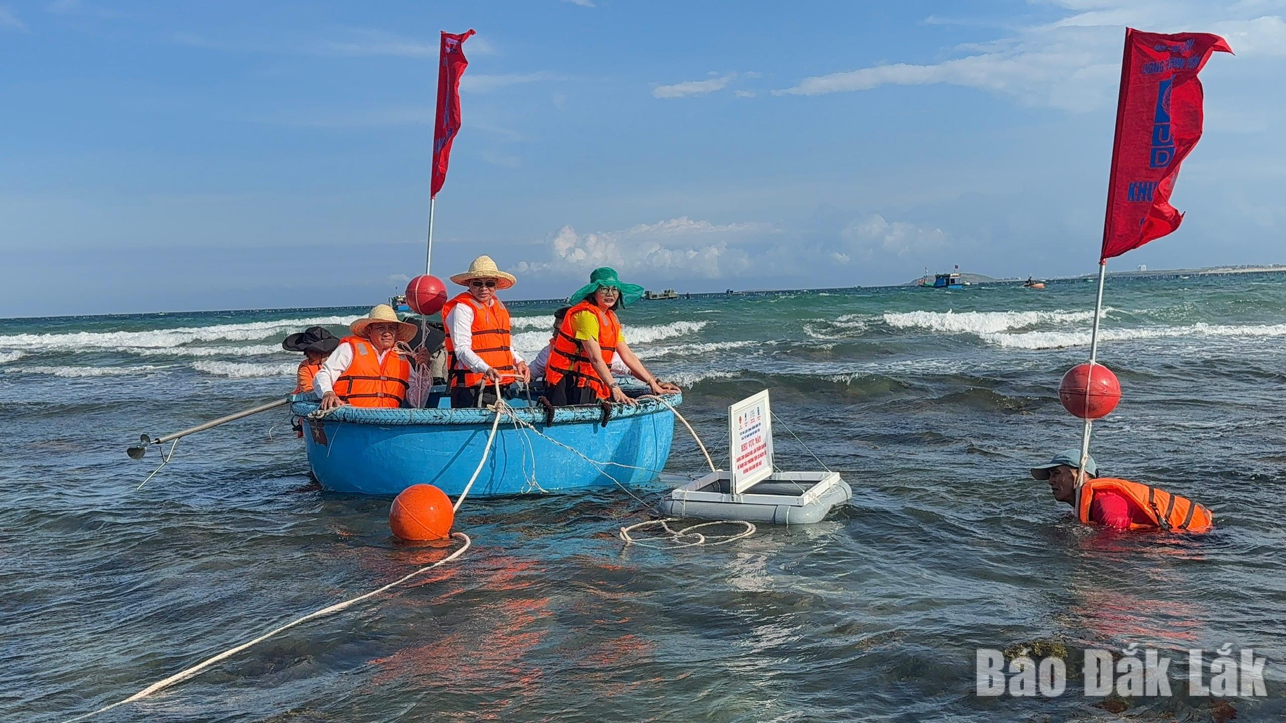 Các đại biểu tham gia thả phao khoanh vùng khu vực rạn san hô.
