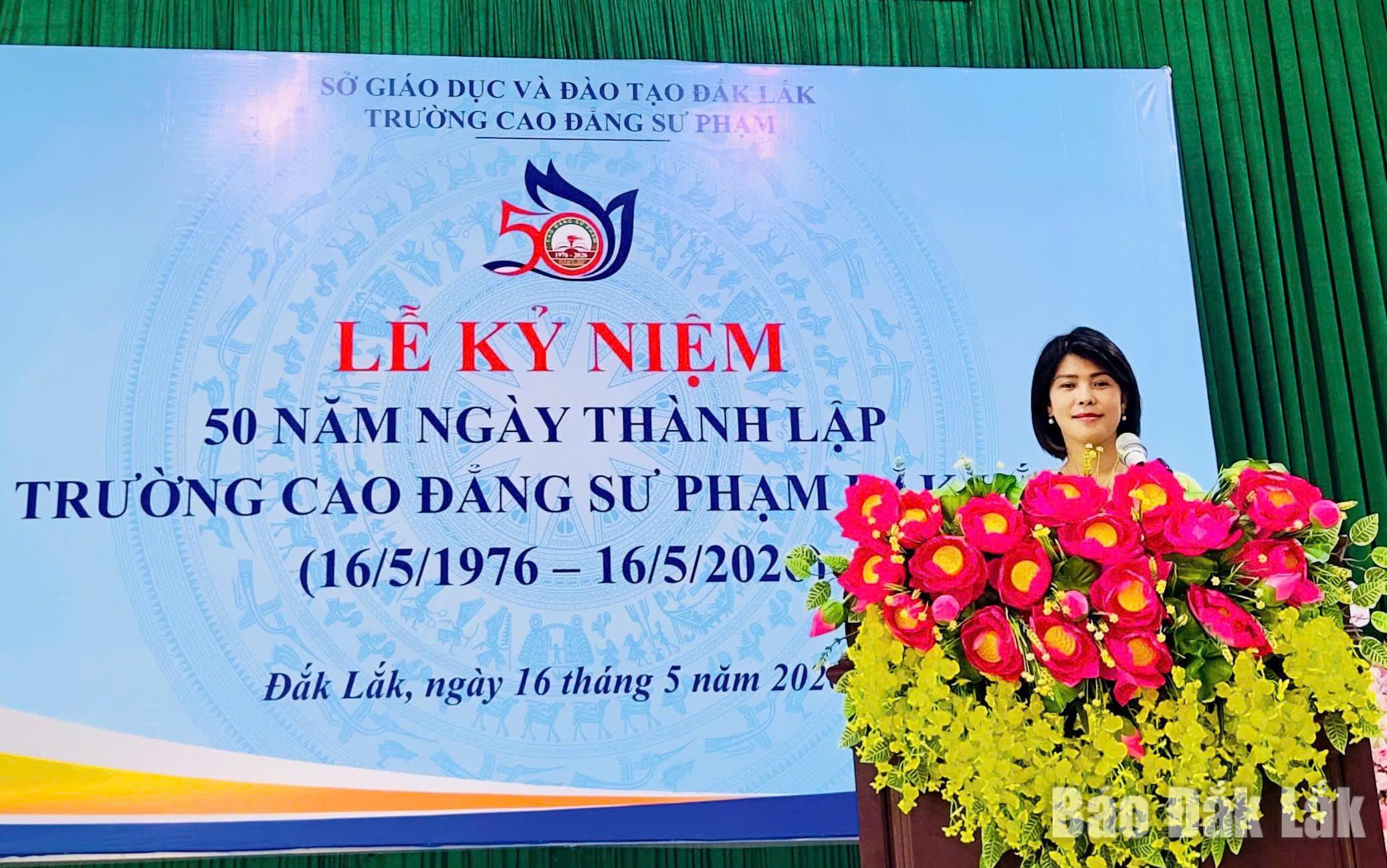 Tiến sĩ Vũ Thị Thanh Hiển, Phó Hiệu trưởng phụ trách nhà trường đã ôn lại chặng đường 50 năm hình thành và phát triển trường.