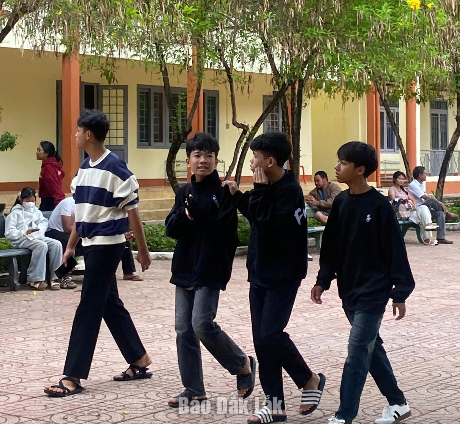 Phí dịch vụ thi tuyển sinh lớp 10 năm học 2026 – 2027 thực hiện theo nguyên tắc thu đủ bù chi 1 Thí sinh đến nhận thẻ dự thi tại điểm thi Trường PTDTNT THPT N Trang Lơng (phường Thành Nhất)
