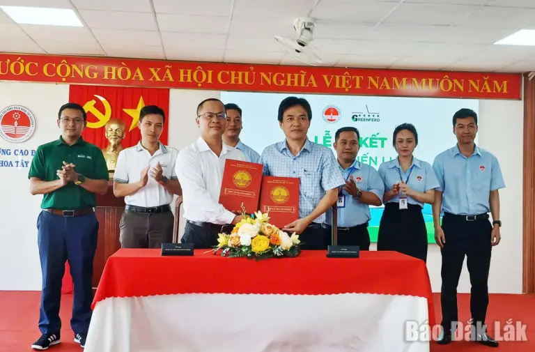 Lãnh đạo hai đơn vị trao bảng ký kết hợp tác chiến lược.