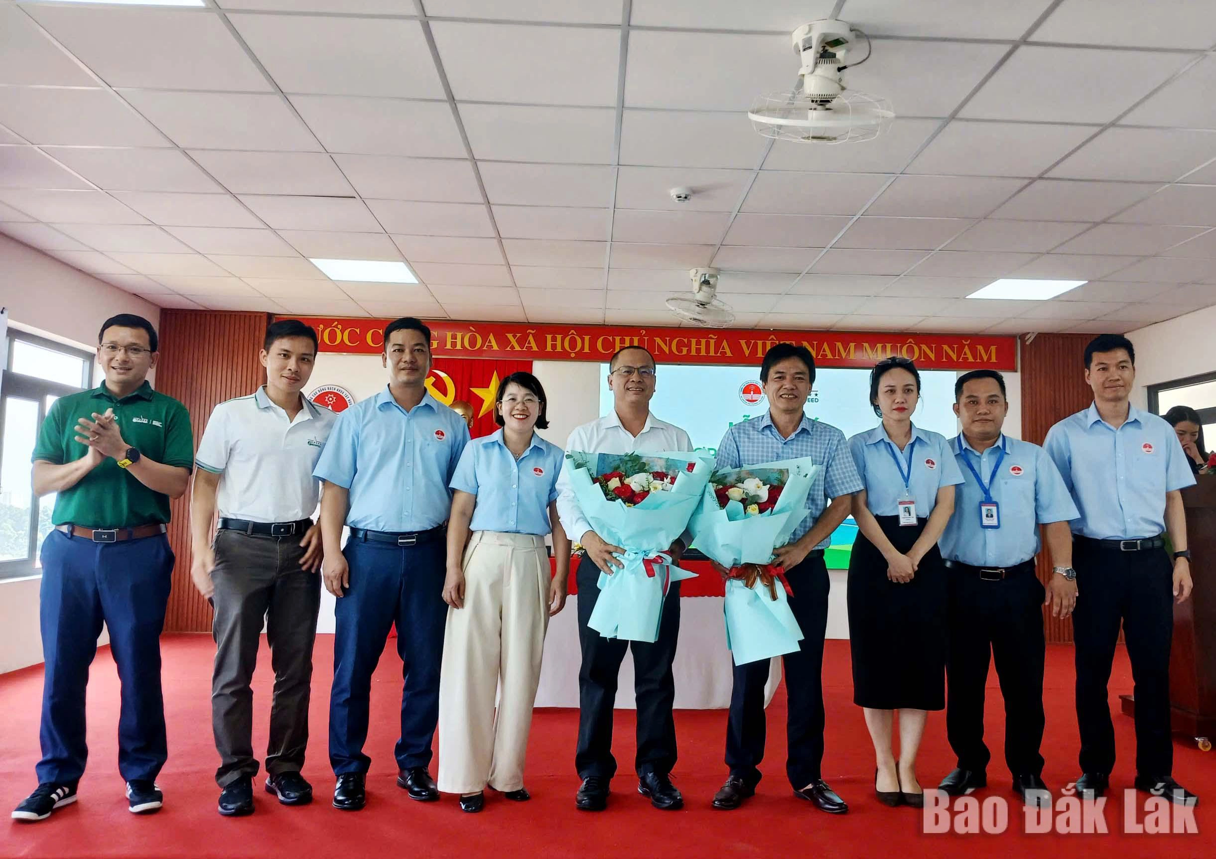 Hai đơn vị tặng hoa cho nhau sau khi ký hết hợp tác.