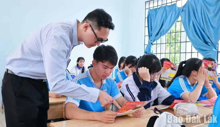 Cán bộ tuyển sinh Trường Cao đẳng Bách Khoa Tây Nguyên giới thiệu các ngành học và chương trình đào tạo đến học sinh Trường THCS Hàm Nghi.