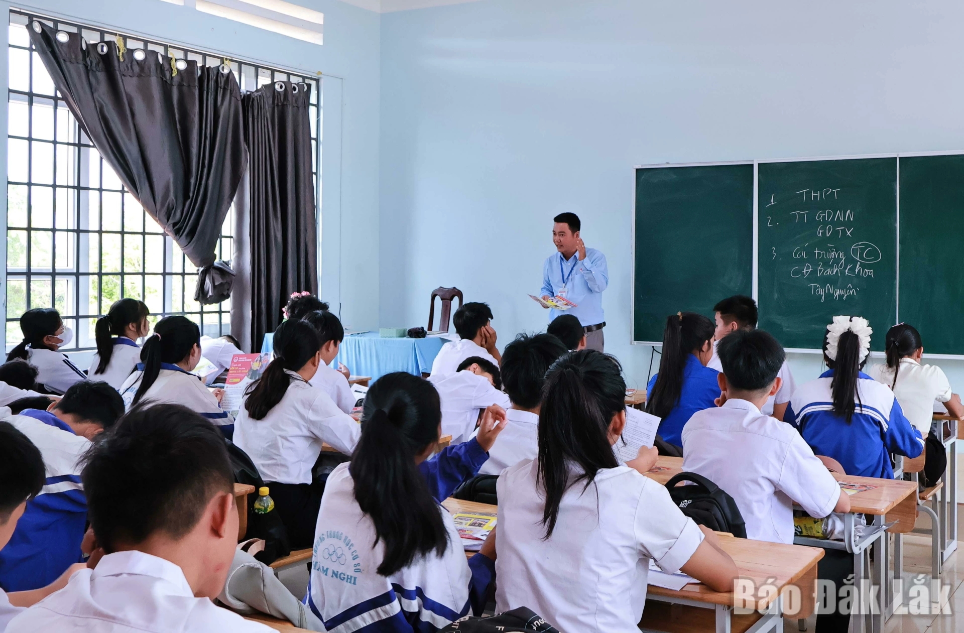 Cán bộ tuyển sinh Trường Cao đẳng Bách Khoa Tây Nguyên giới thiệu các ngành học và chương trình đào tạo đến học sinh Trường THCS Hàm Nghi.