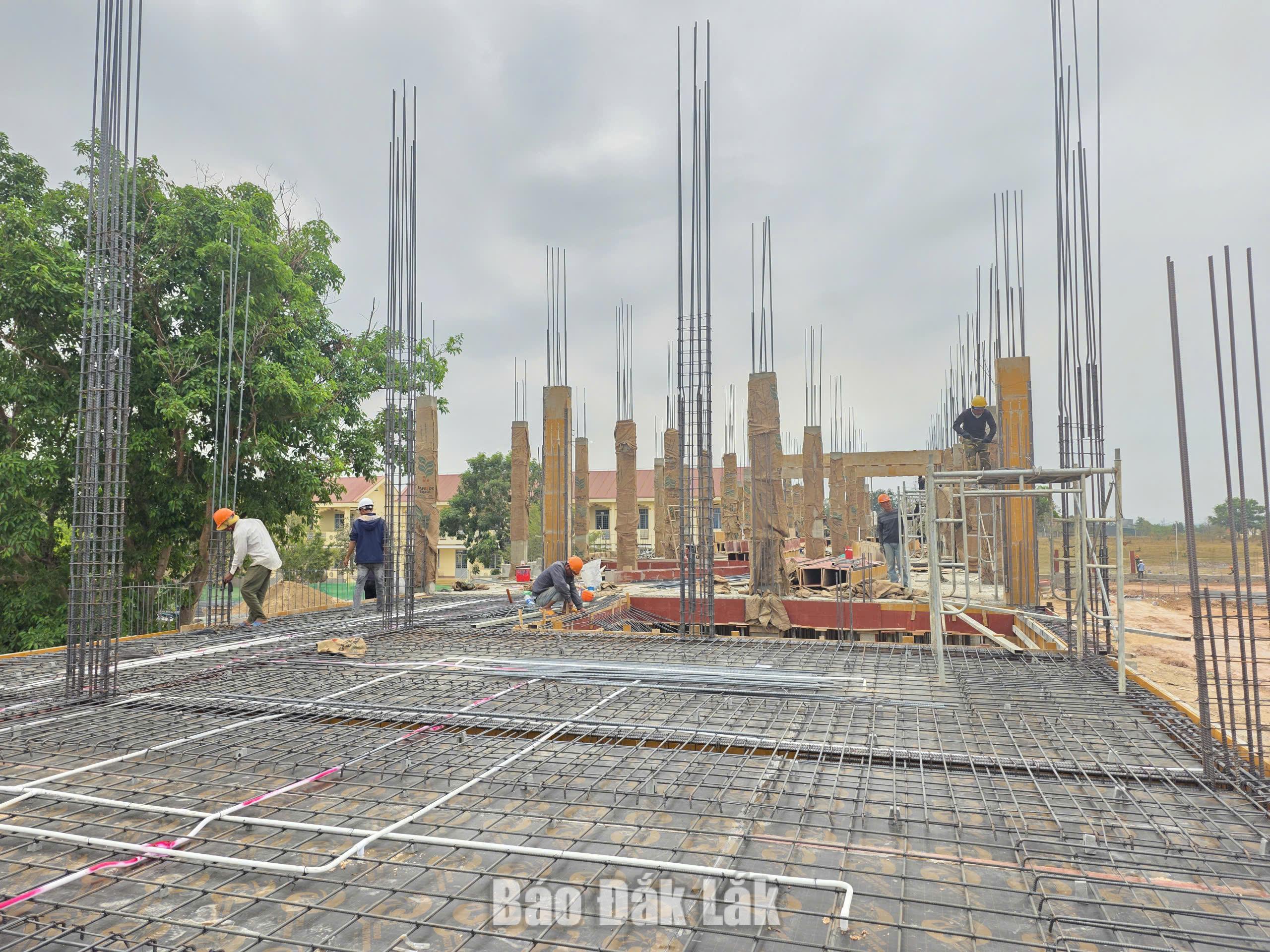 
Công nhân thi công trường phổ thông nội trú liên cấp tiểu học và THCS ở các xã biên giới phía Tây Đắk Lắk.
