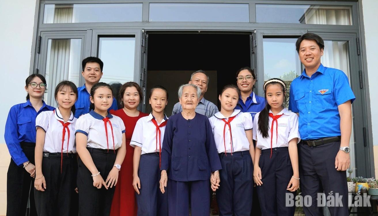 Thiếu nhi Đắk Lắk tri ân các Mẹ Việt Nam Anh hùng, lão thành cách mạng 2 Mẹ Việt Nam Anh hùng Lê Thị Tùng.